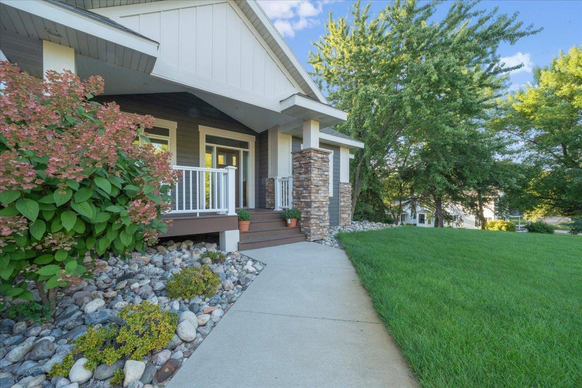 2013 single family home for sale at 1890 Ridgewood Drive NW in Alexandria, MN — 5 bed, 4 bath (photo 5 of 61)