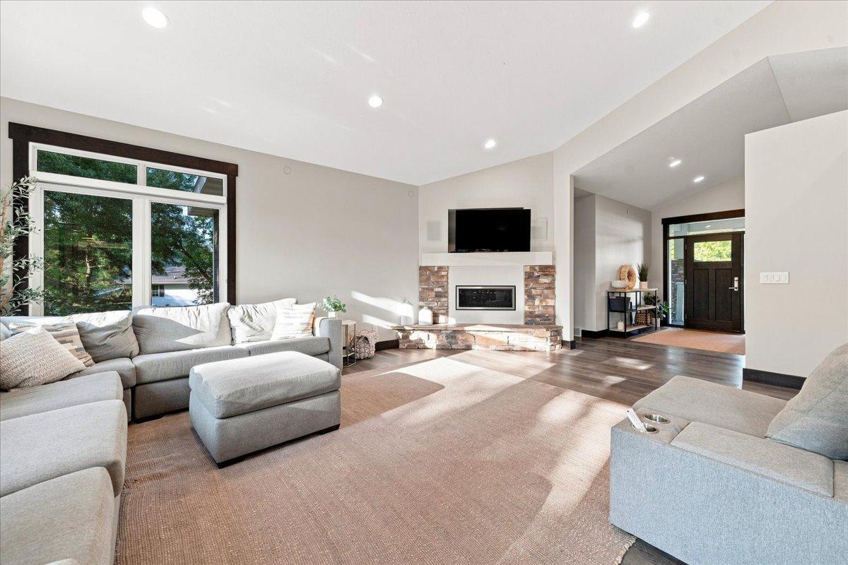 2013 single family home for sale at 1890 Ridgewood Drive NW in Alexandria, MN — 5 bed, 4 bath (photo 8 of 61)