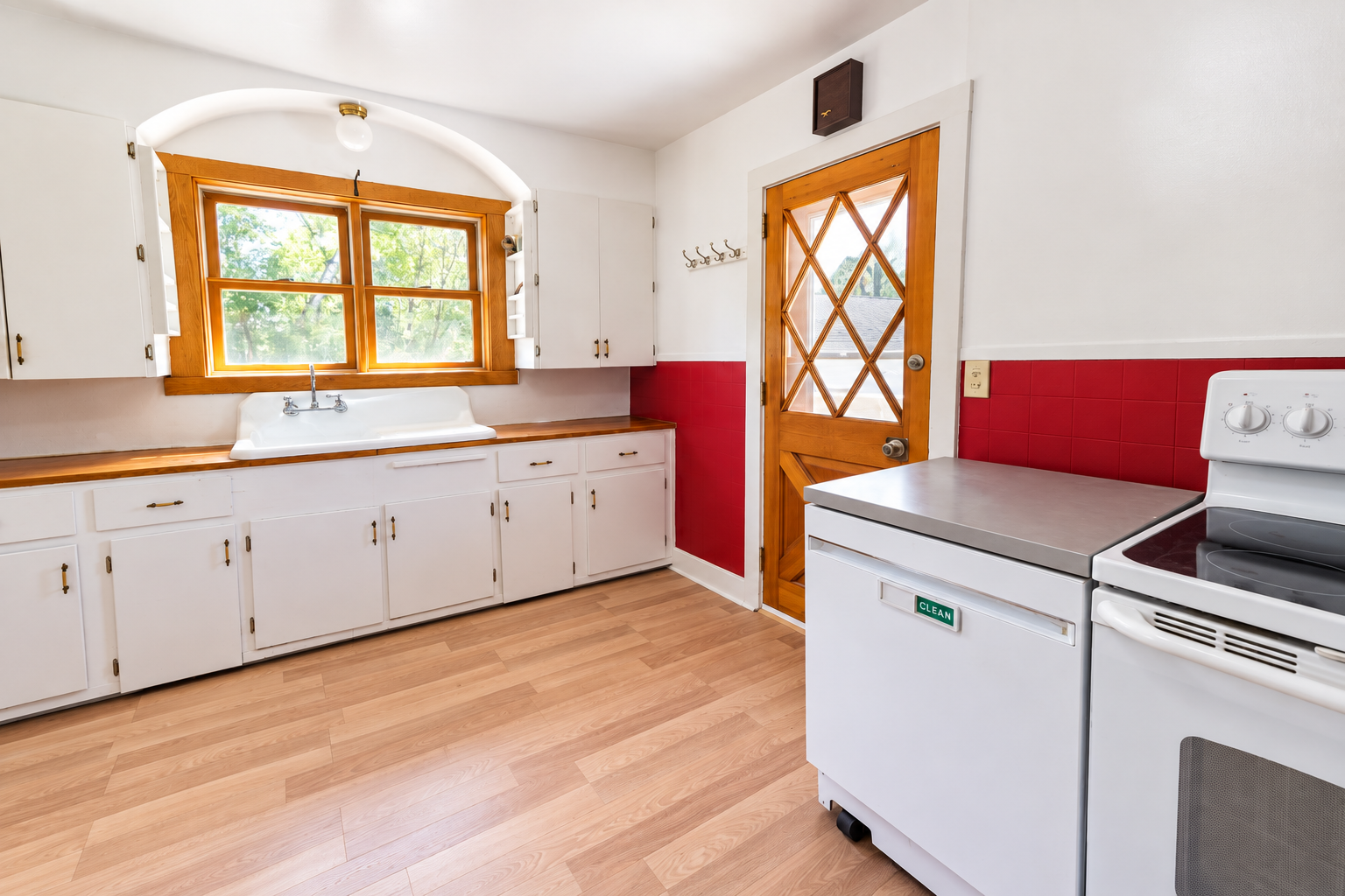 1936 single family home for sale at 640 Superior Avenue in Crosby, MN — 3 bed, 1 bath (photo 8 of 22)