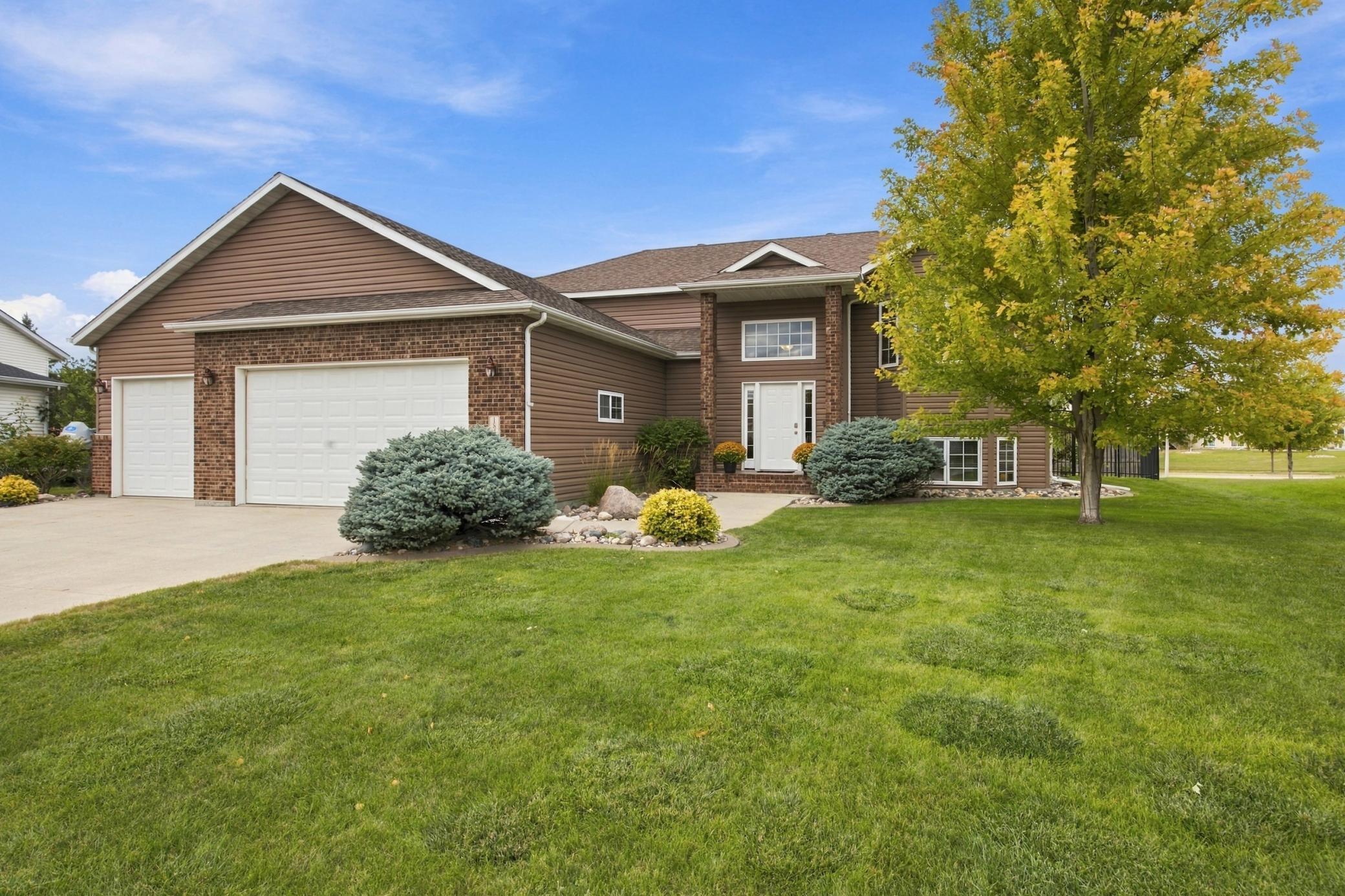2006 single family home for sale at 1840 35th Street Circle S in Moorhead, MN — 5 bed, 3 bath (photo 2 of 28)