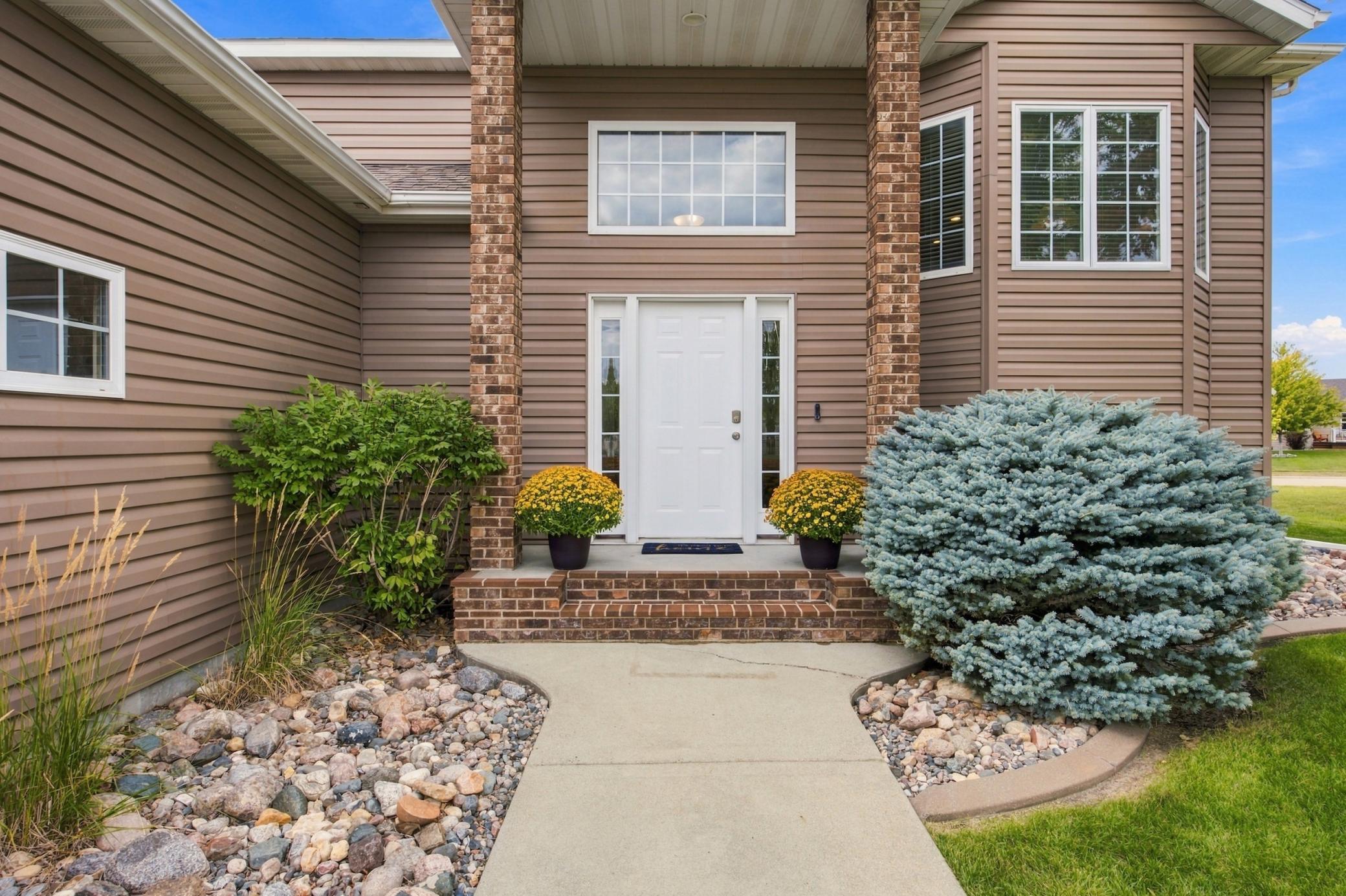 2006 single family home for sale at 1840 35th Street Circle S in Moorhead, MN — 5 bed, 3 bath (photo 3 of 28)