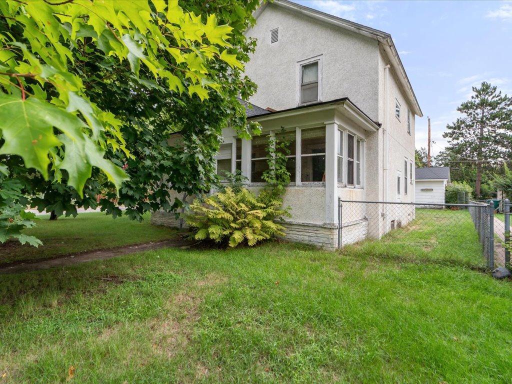 1916 single family home for sale at 824 10th Avenue NE in Brainerd, MN — 3 bed, 1 bath (photo 2 of 26)