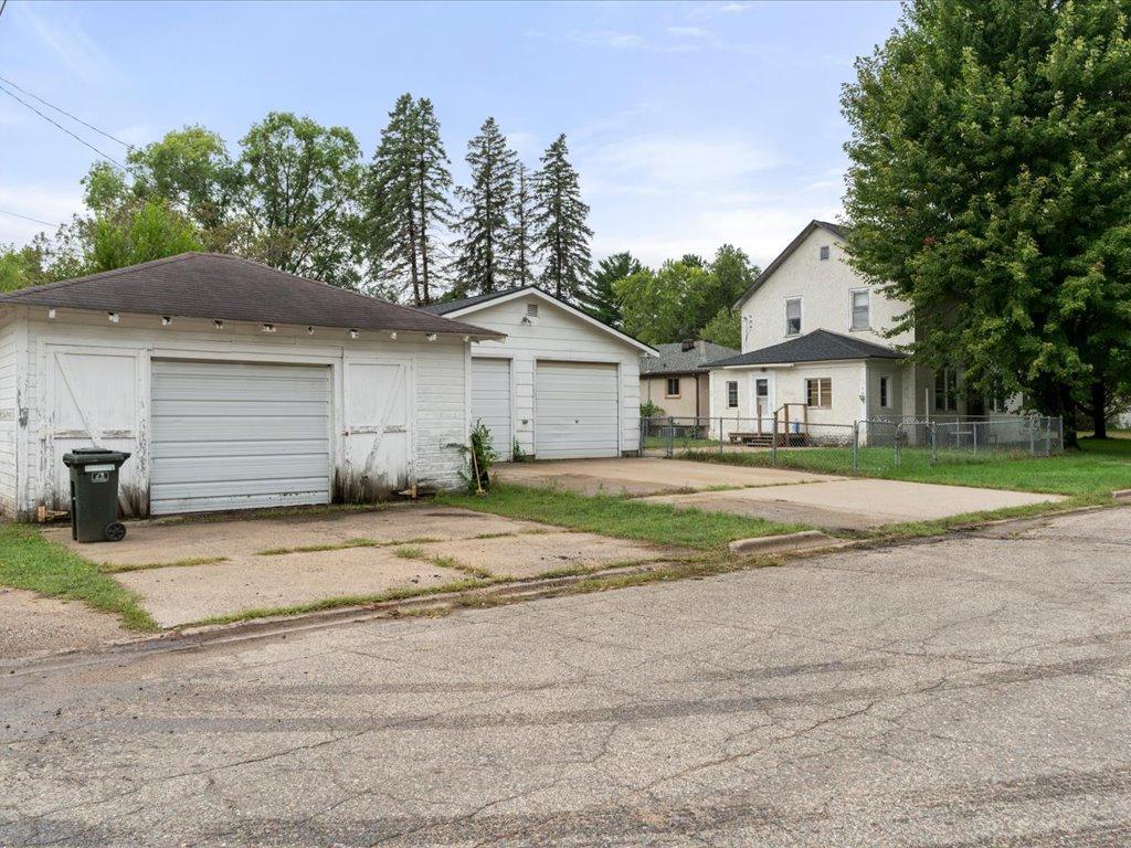 1916 single family home for sale at 824 10th Avenue NE in Brainerd, MN — 3 bed, 1 bath (photo 3 of 26)