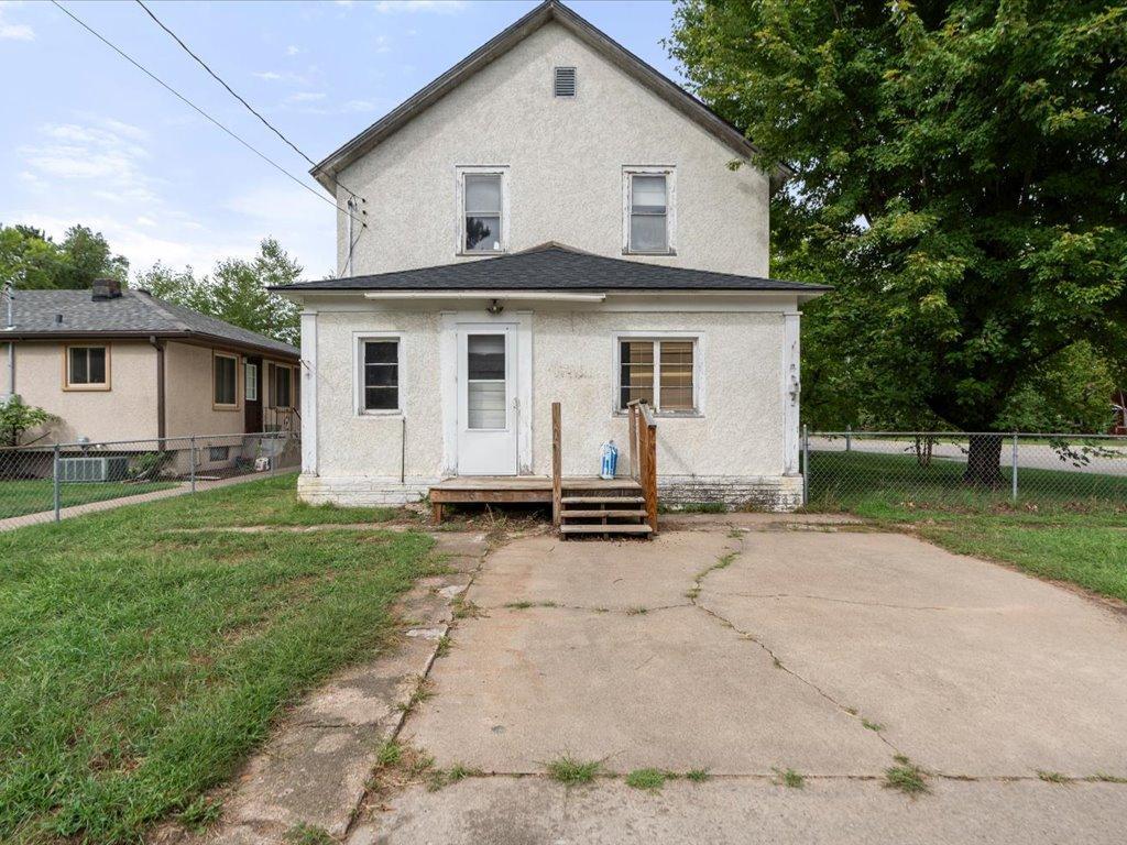 1916 single family home for sale at 824 10th Avenue NE in Brainerd, MN — 3 bed, 1 bath (photo 4 of 26)