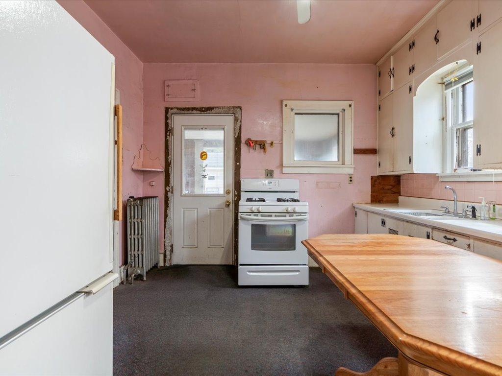 1916 single family home for sale at 824 10th Avenue NE in Brainerd, MN — 3 bed, 1 bath (photo 7 of 26)