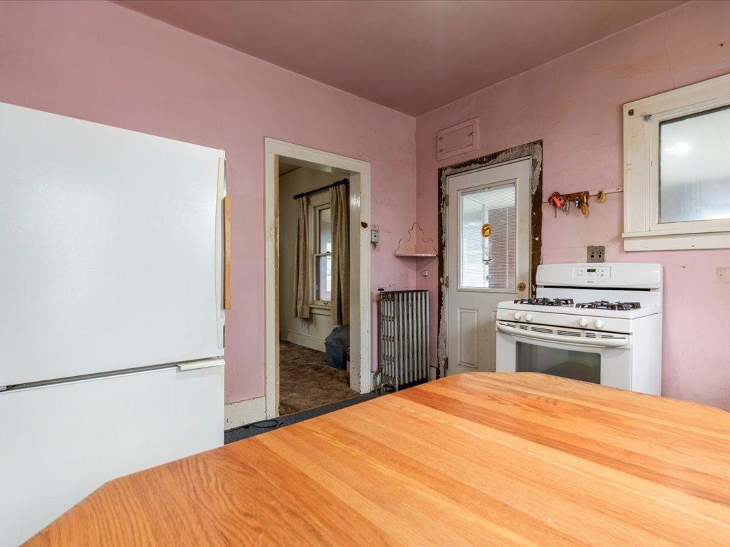 1916 single family home for sale at 824 10th Avenue NE in Brainerd, MN — 3 bed, 1 bath (photo 8 of 26)