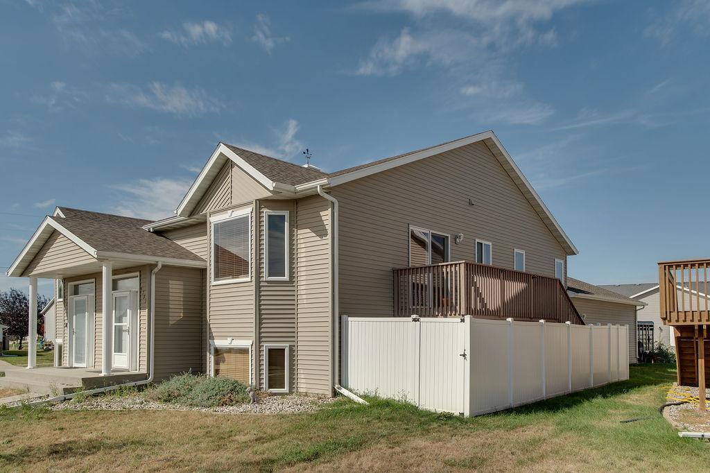 2007 twin home for sale at 4793 HARVEST Drive S in Fargo, ND — 3 bed, 2 bath (photo 3 of 35)
