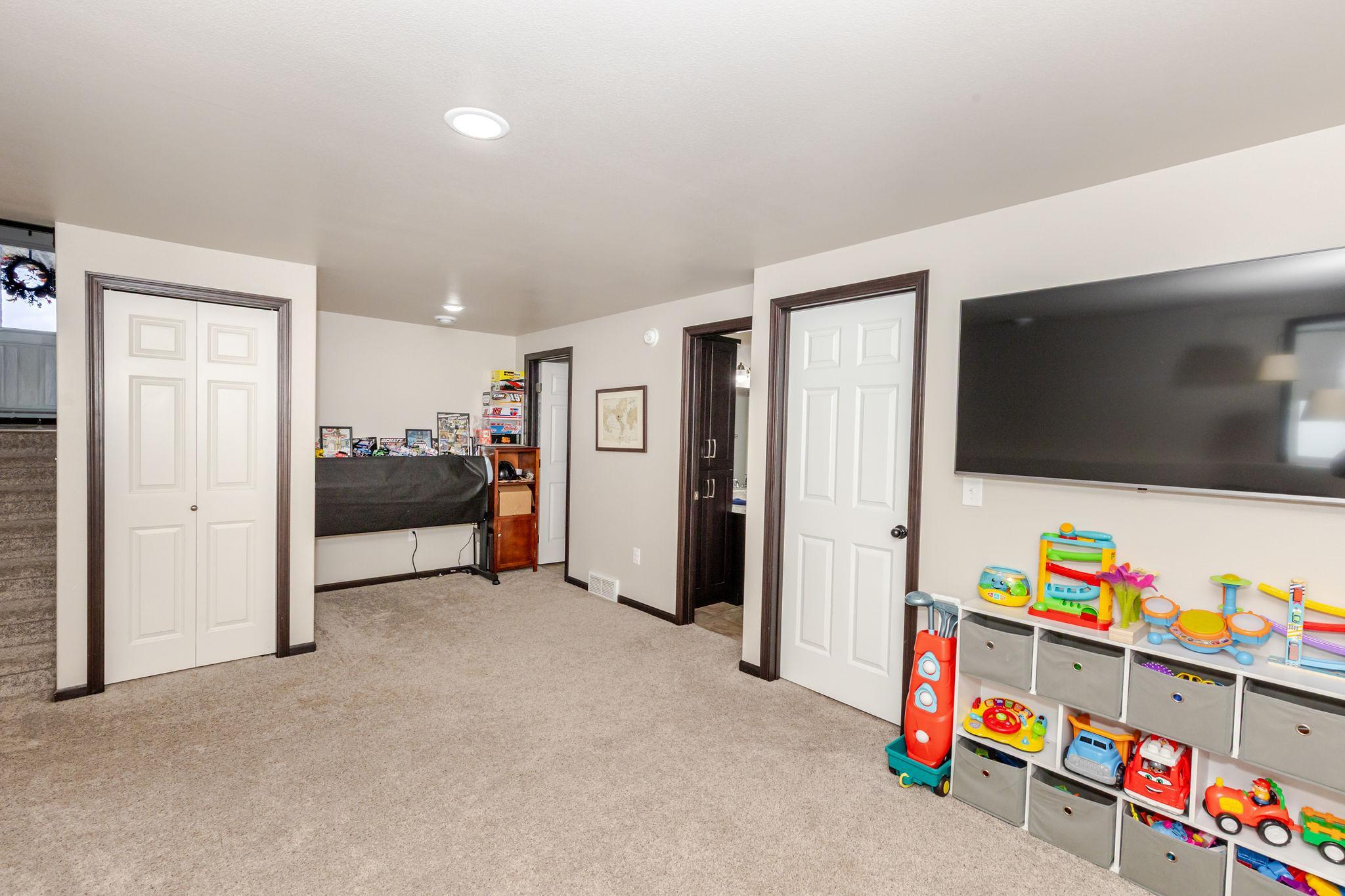 2018 single family home for sale at 8081 GOLDFINCH Drive in Horace, ND — 3 bed, 3 bath (photo 36 of 52)