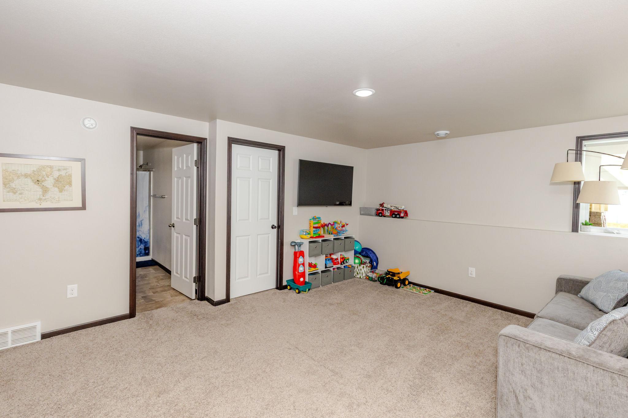 2018 single family home for sale at 8081 GOLDFINCH Drive in Horace, ND — 3 bed, 3 bath (photo 37 of 52)