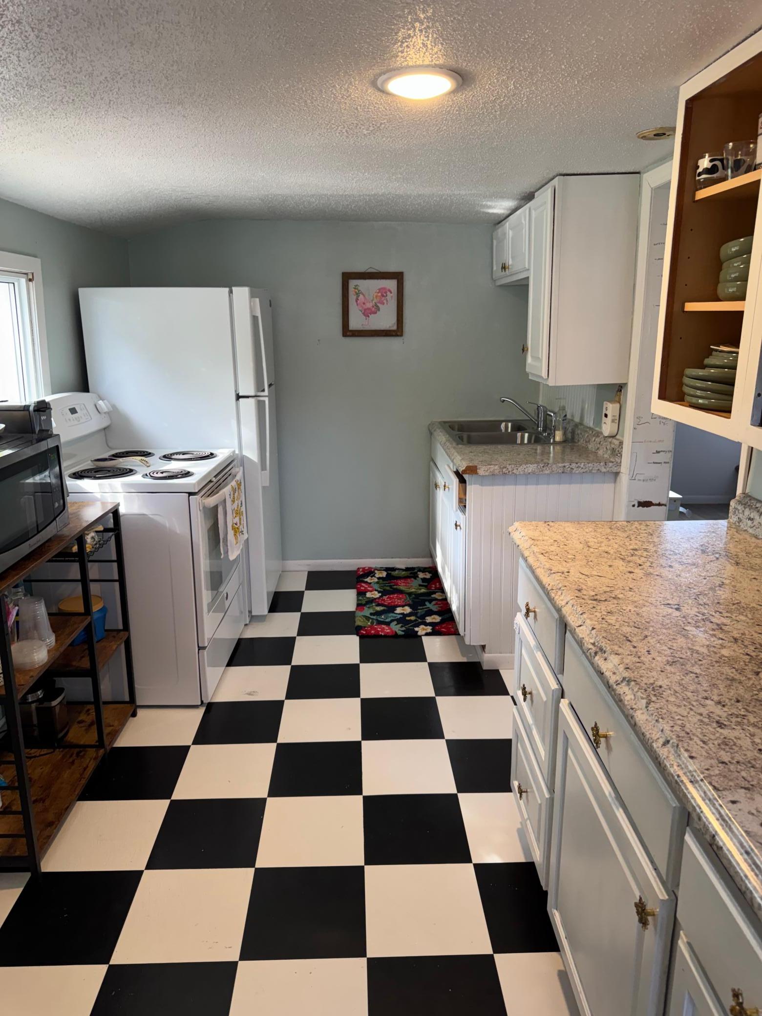1900 single family home for sale at 219 16th Street N in Moorhead, MN — 3 bed, 1 bath (photo 4 of 24)