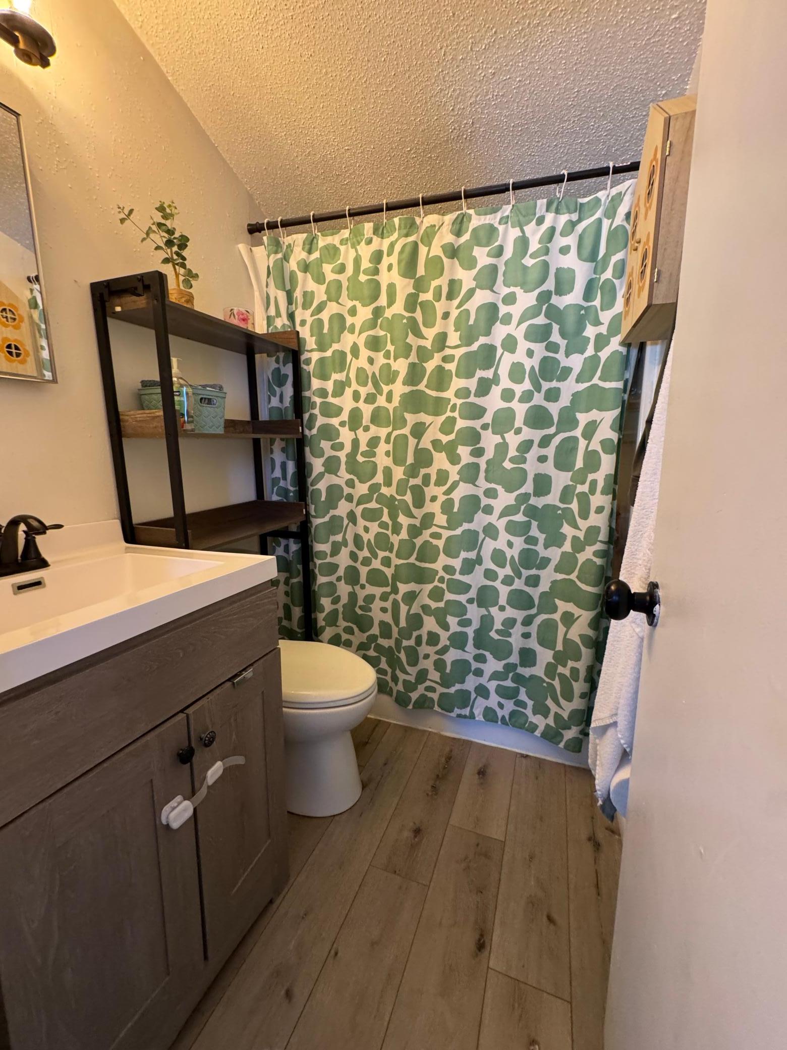 1900 single family home for sale at 219 16th Street N in Moorhead, MN — 3 bed, 1 bath (photo 10 of 24)