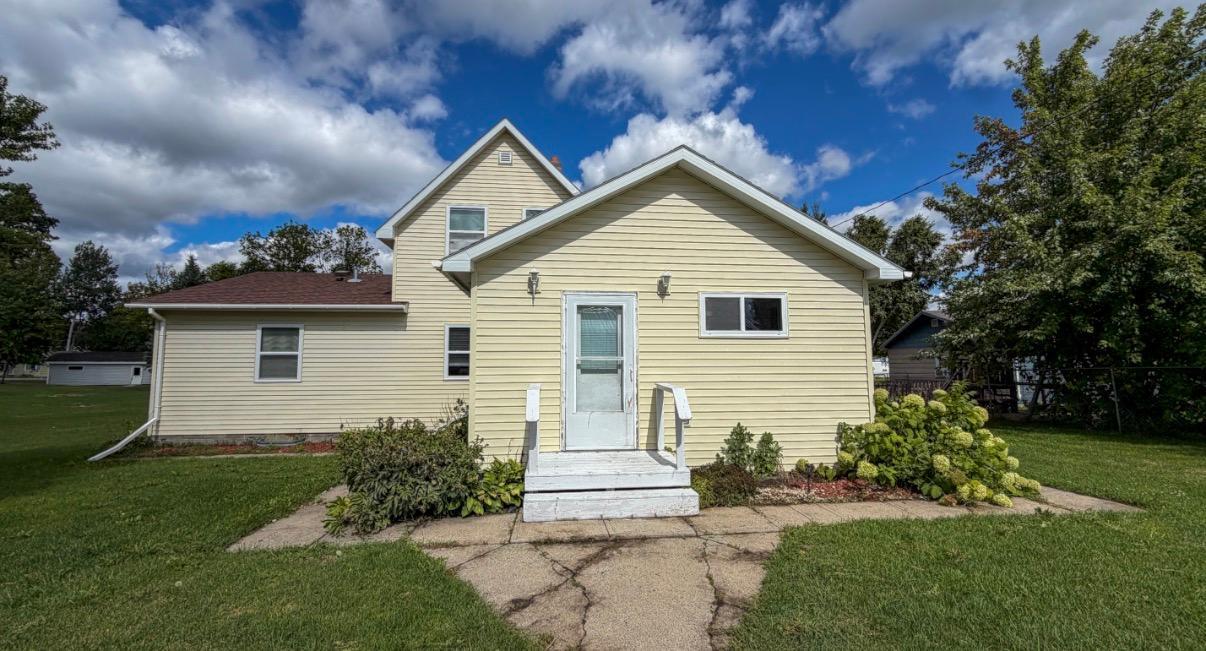 1930 single family home for sale at 356 Oak Street in Gonvick, MN — 3 bed, 2 bath (photo 2 of 24)