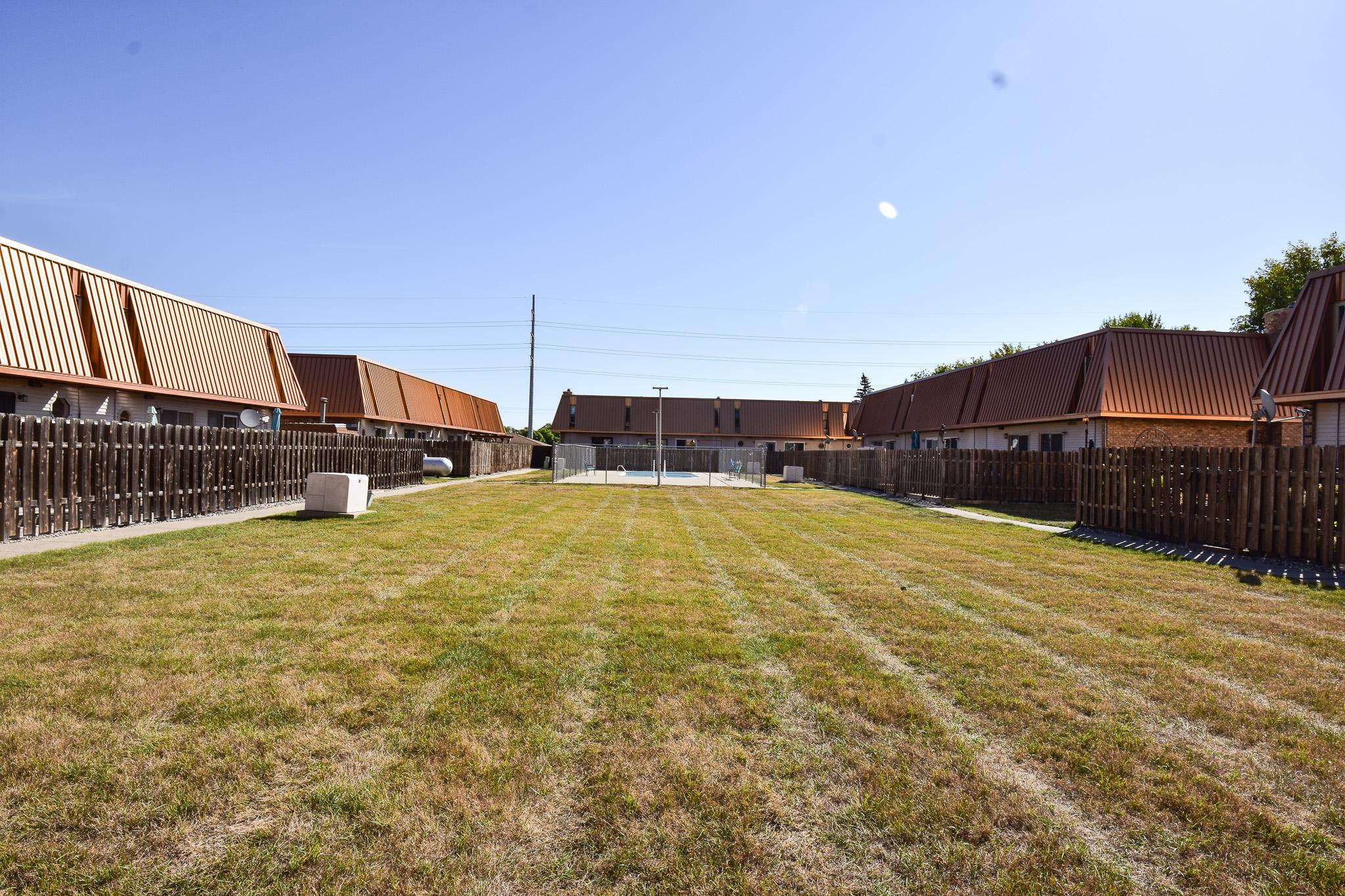 1977 condo for sale at 321 12 1/2 Avenue E in West Fargo, ND — 2 bed, 3 bath (photo 24 of 26)