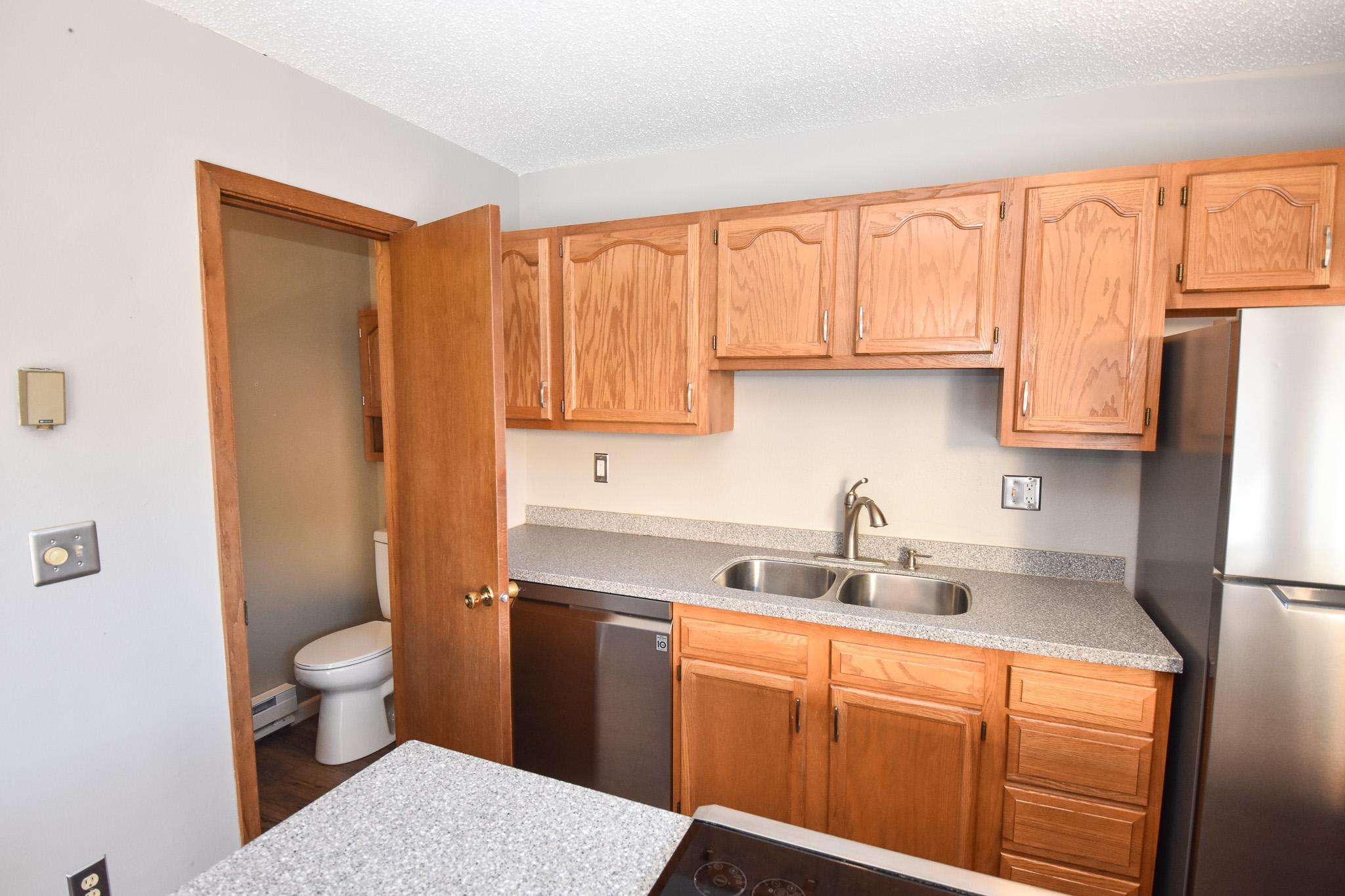 1977 condo for sale at 321 12 1/2 Avenue E in West Fargo, ND — 2 bed, 3 bath (photo 7 of 26)