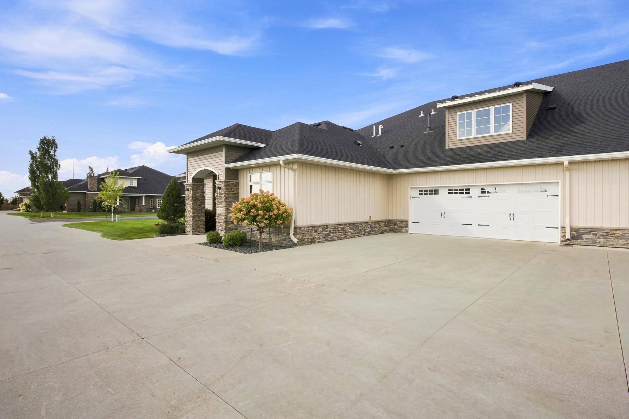 2016 townhouse for sale at 5074 Prosperity Way S in Fargo, ND — 3 bed, 3 bath (photo 2 of 39)