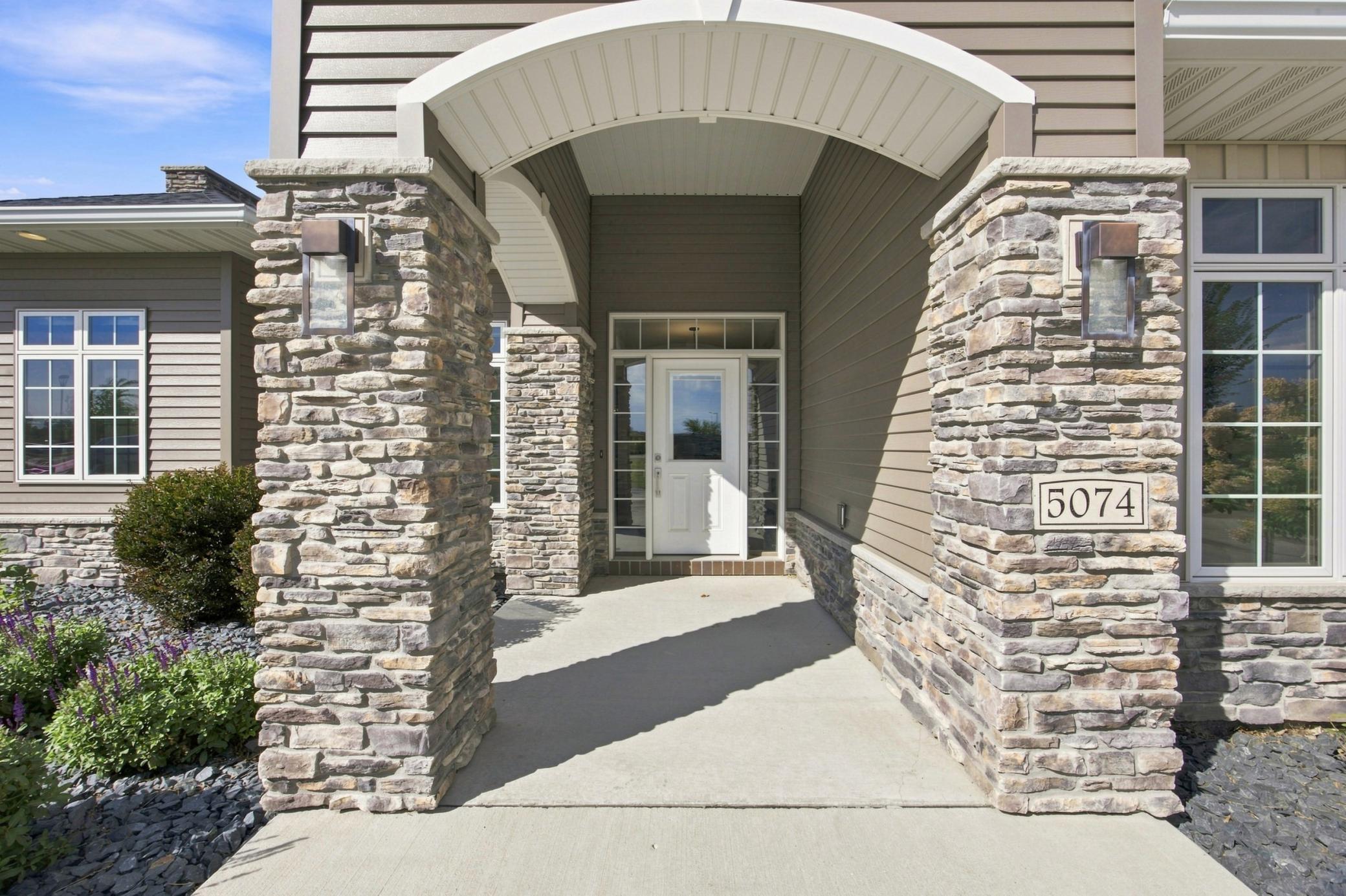 2016 townhouse for sale at 5074 Prosperity Way S in Fargo, ND — 3 bed, 3 bath (photo 3 of 39)