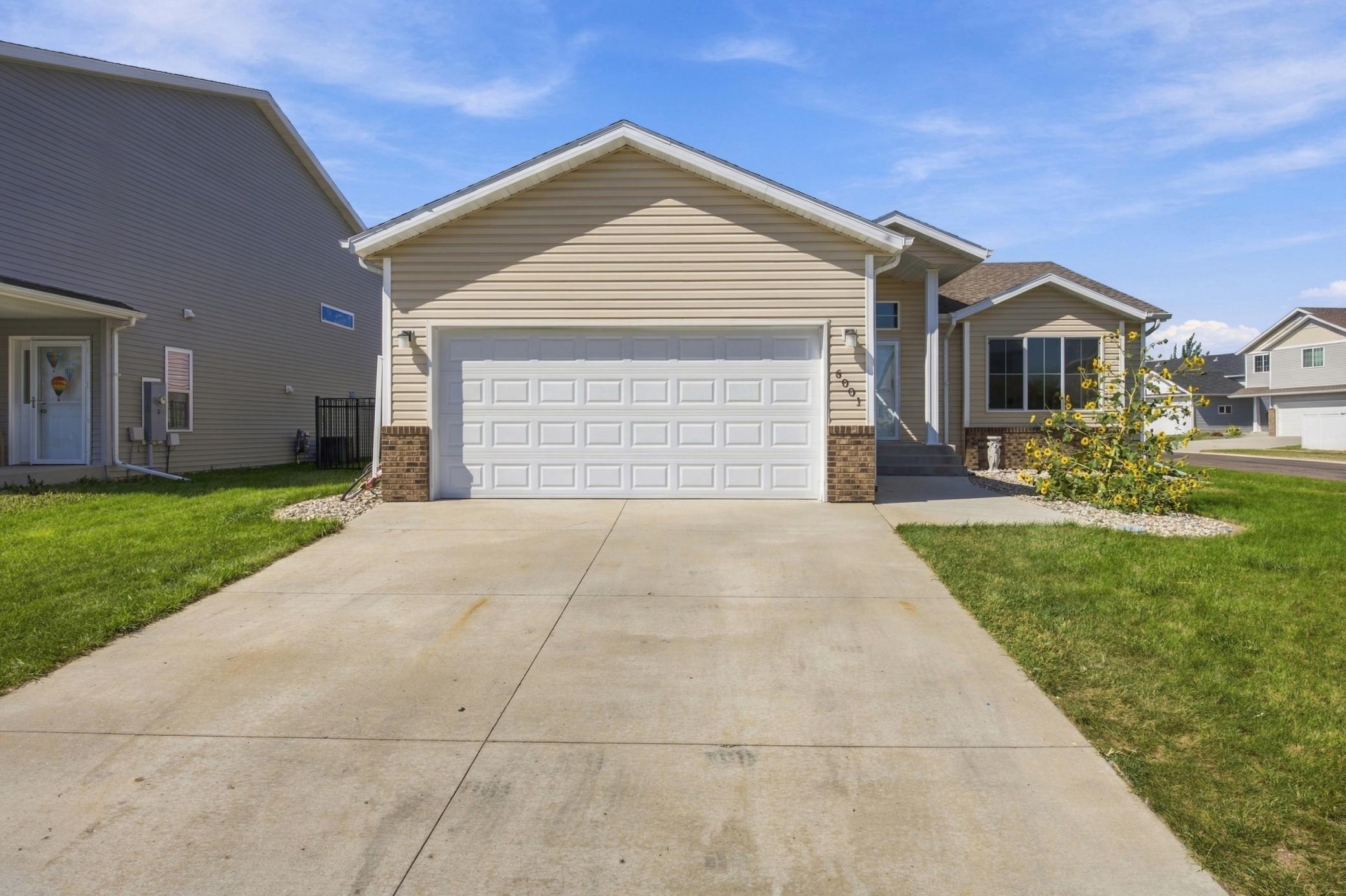2016 single family home for sale at 6001 59 Street S in Fargo, ND — 4 bed, 3 bath (photo 2 of 55)