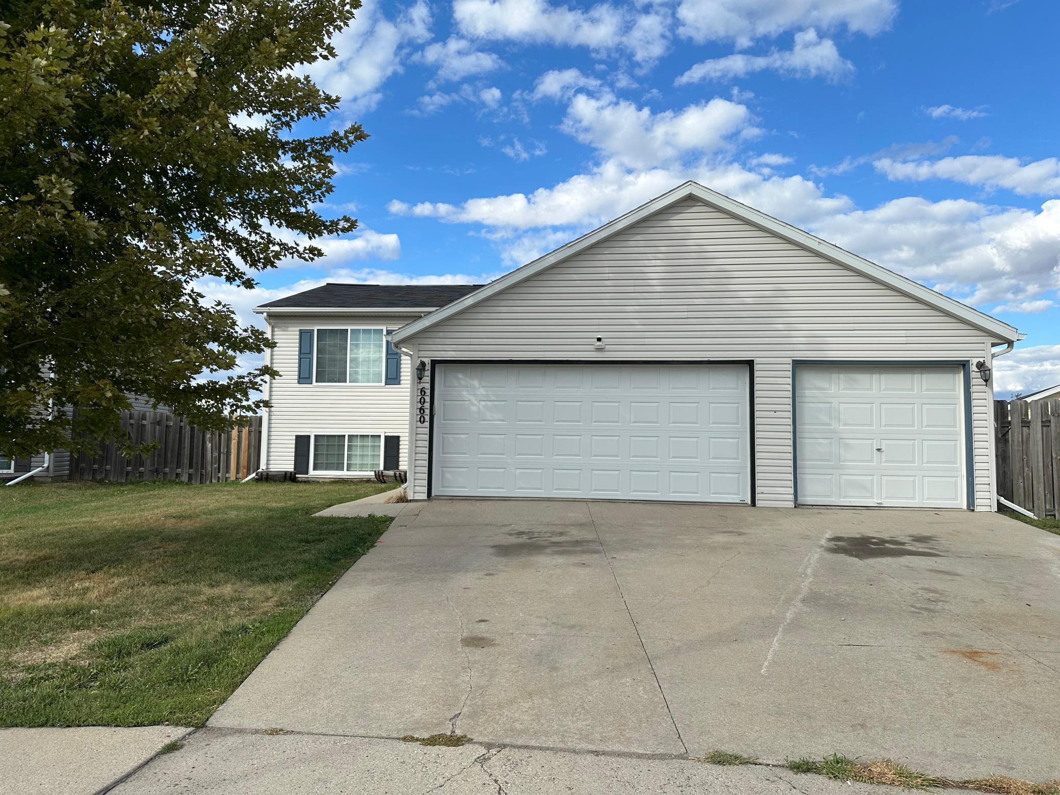 2006 single family home for sale at 6060 Bennett Court S in Fargo, ND — 4 bed, 3 bath (photo 2 of 30)
