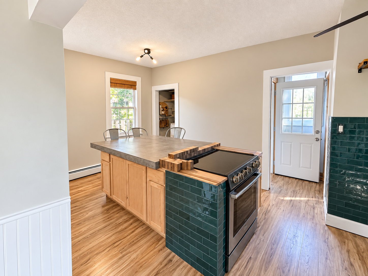 1895 single family home for sale at 1024 8th Street S in Fargo, ND — 3 bed, 2 bath (photo 10 of 18)