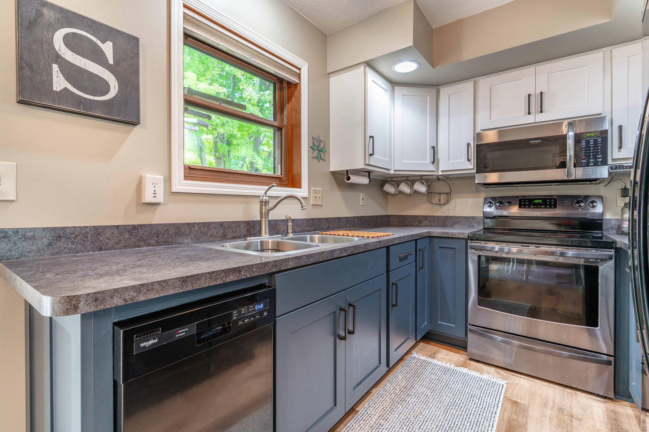 1994 single family home for sale at 1850 Deer Valley Road in Fergus Falls, MN — 3 bed, 3 bath (photo 14 of 66)