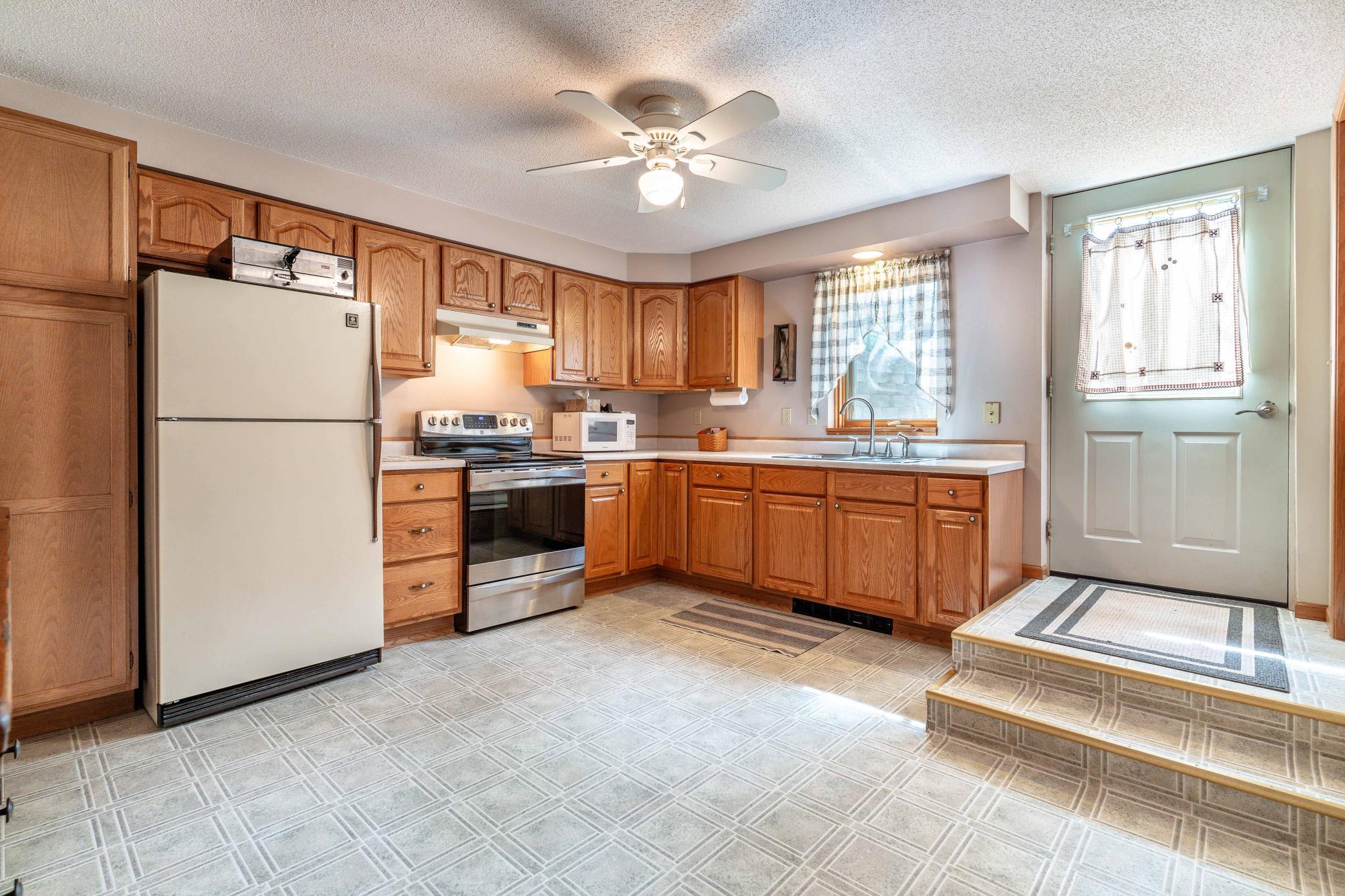 1994 single family home for sale at 1850 Deer Valley Road in Fergus Falls, MN — 3 bed, 3 bath (photo 32 of 66)
