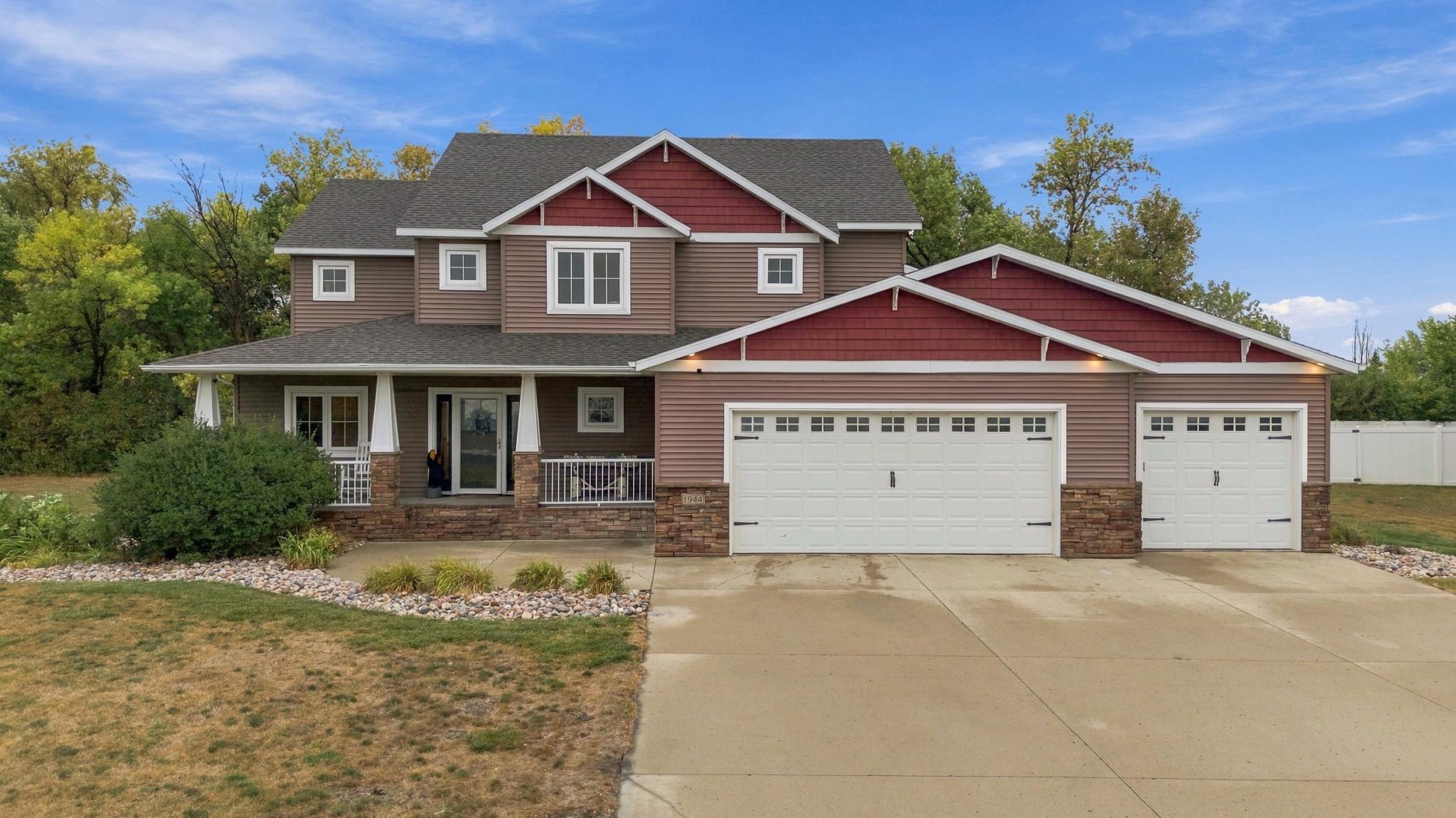 2007 single family home for sale at 1944 53rd Avenue N in Moorhead, MN — 4 bed, 4 bath (photo 2 of 64)