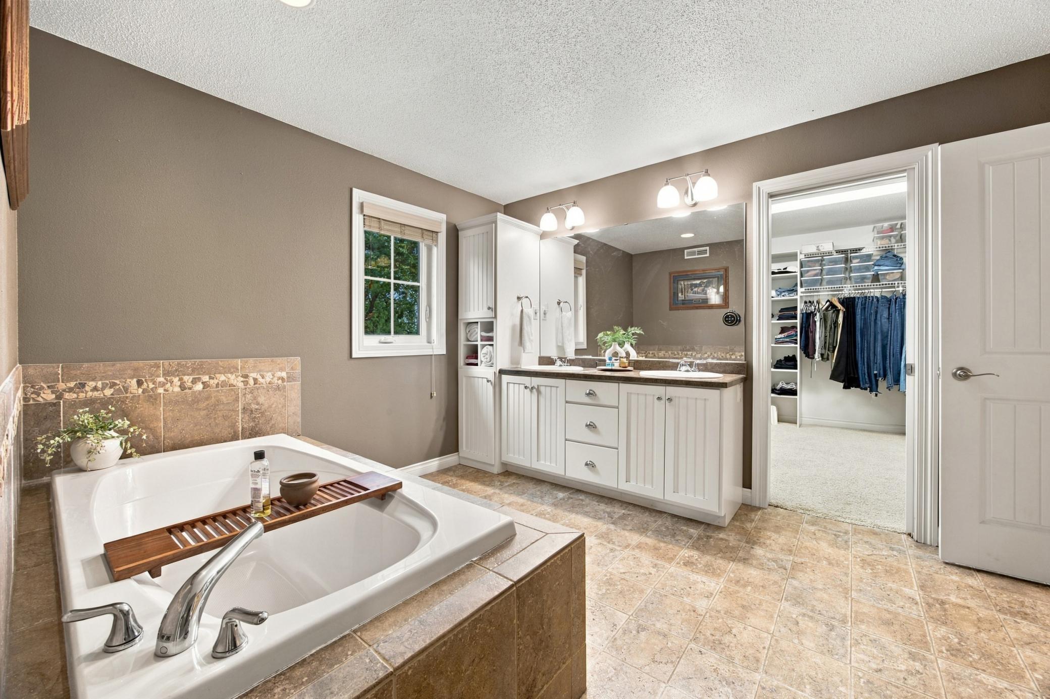 2007 single family home for sale at 1944 53rd Avenue N in Moorhead, MN — 4 bed, 4 bath (photo 25 of 64)