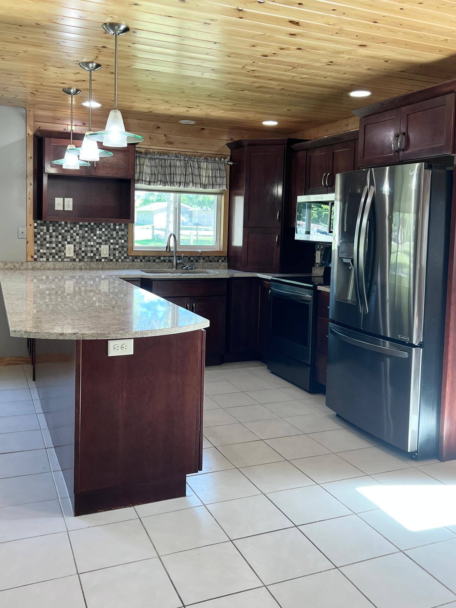 1979 single family home for sale at 11096 County Highway 17 in Detroit Lakes, MN — 4 bed, 2 bath (photo 12 of 35)