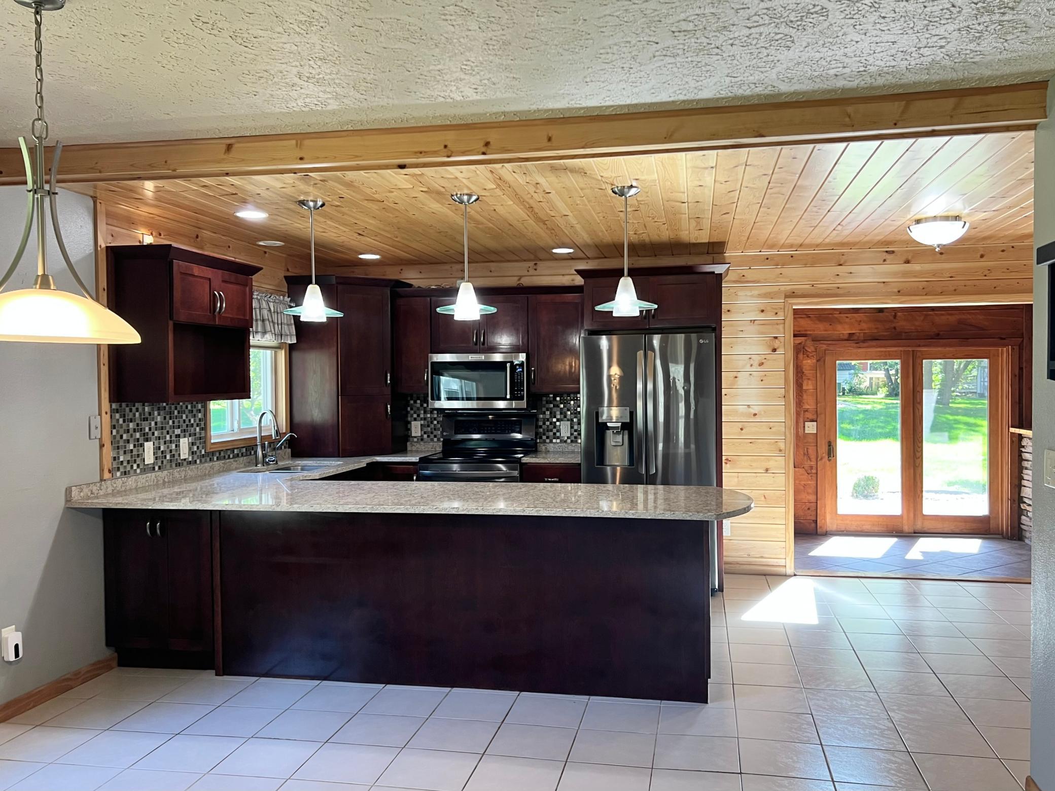 1979 single family home for sale at 11096 County Highway 17 in Detroit Lakes, MN — 4 bed, 2 bath (photo 8 of 35)