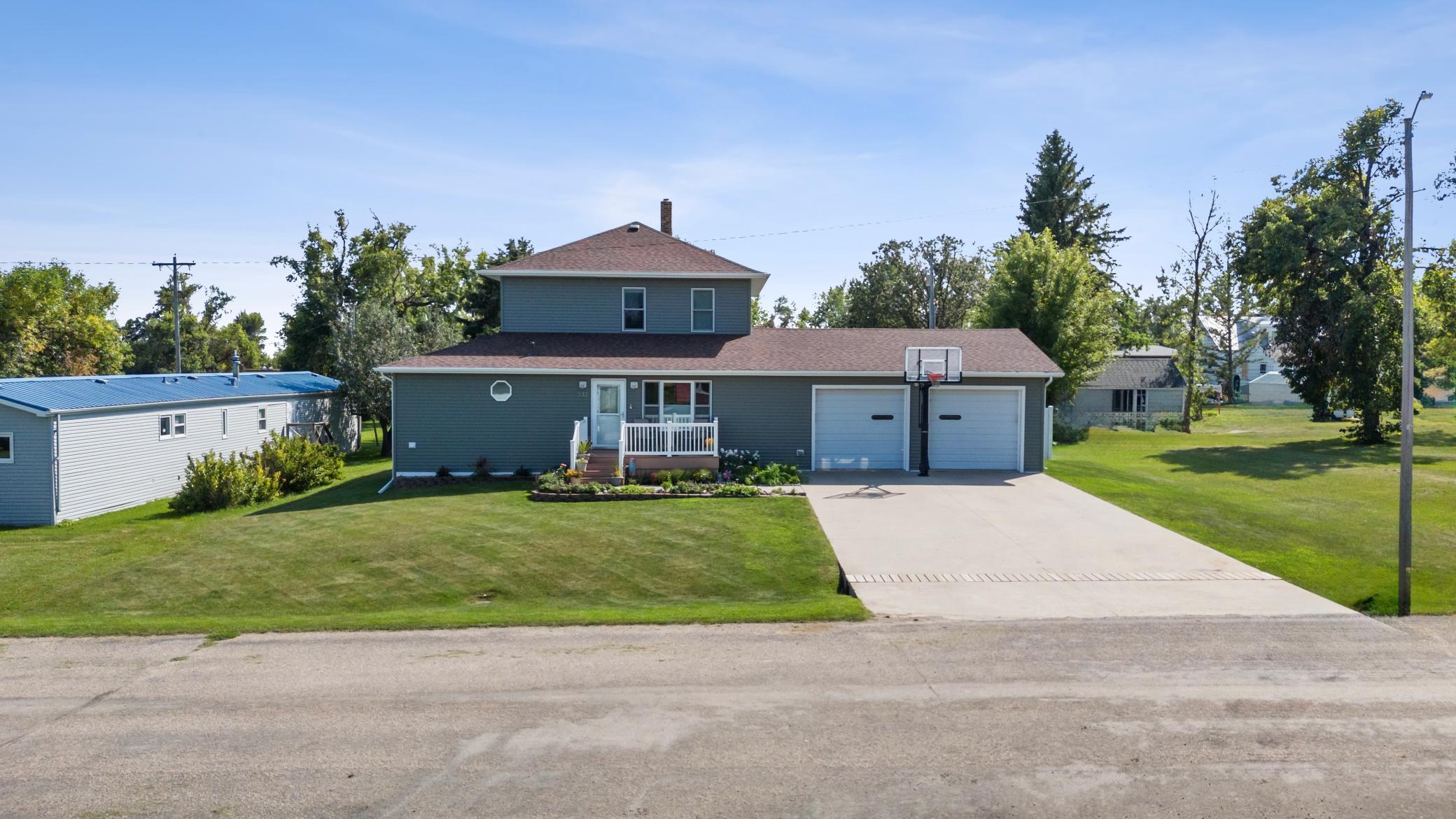 1936 single family home for sale at 332 3rd Avenue E in Hunter, ND — 4 bed, 3 bath (photo 2 of 45)