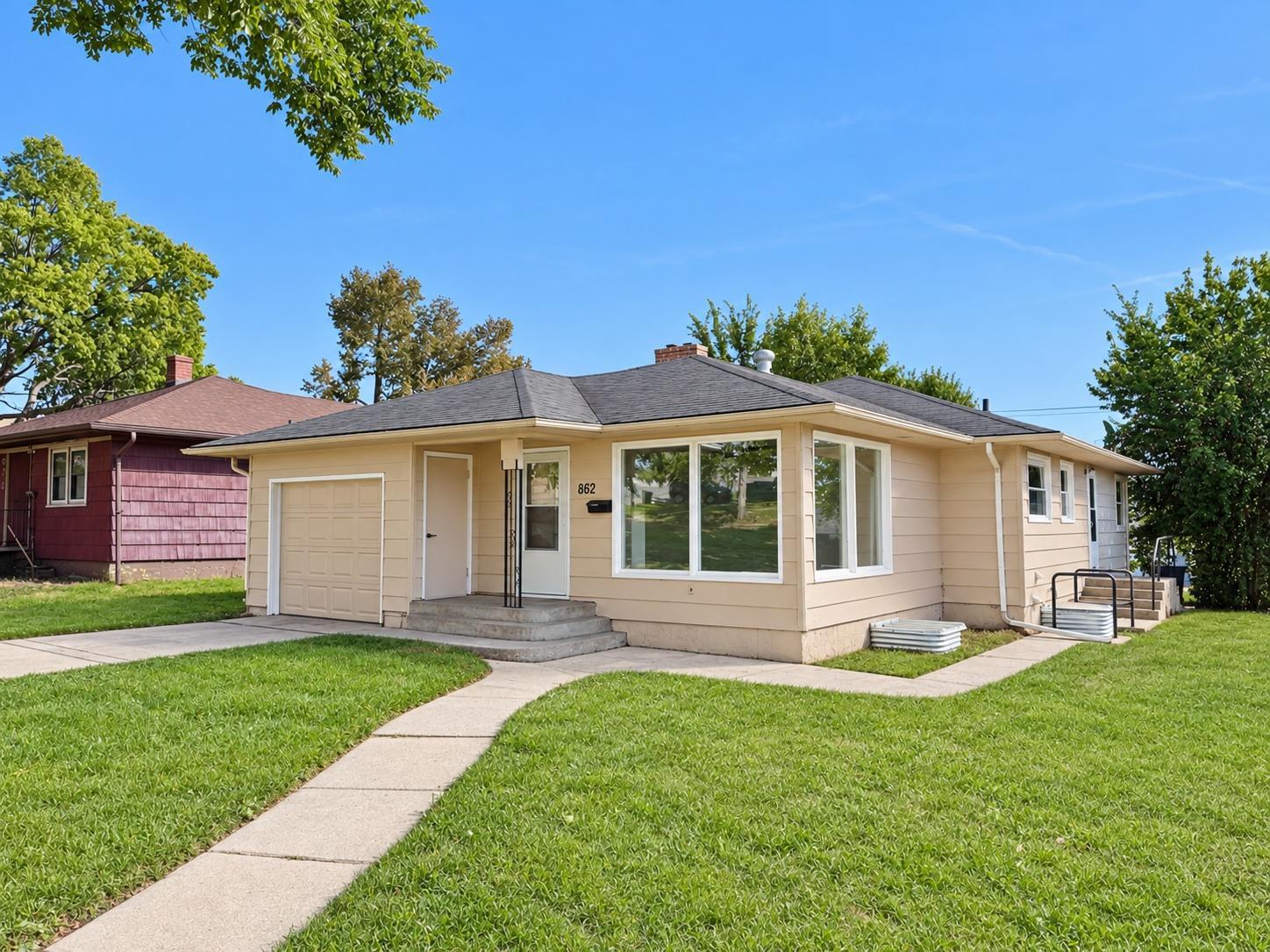1950 single family home for sale at 862 2nd Avenue NW in Valley City, ND — 5 bed, 2 bath