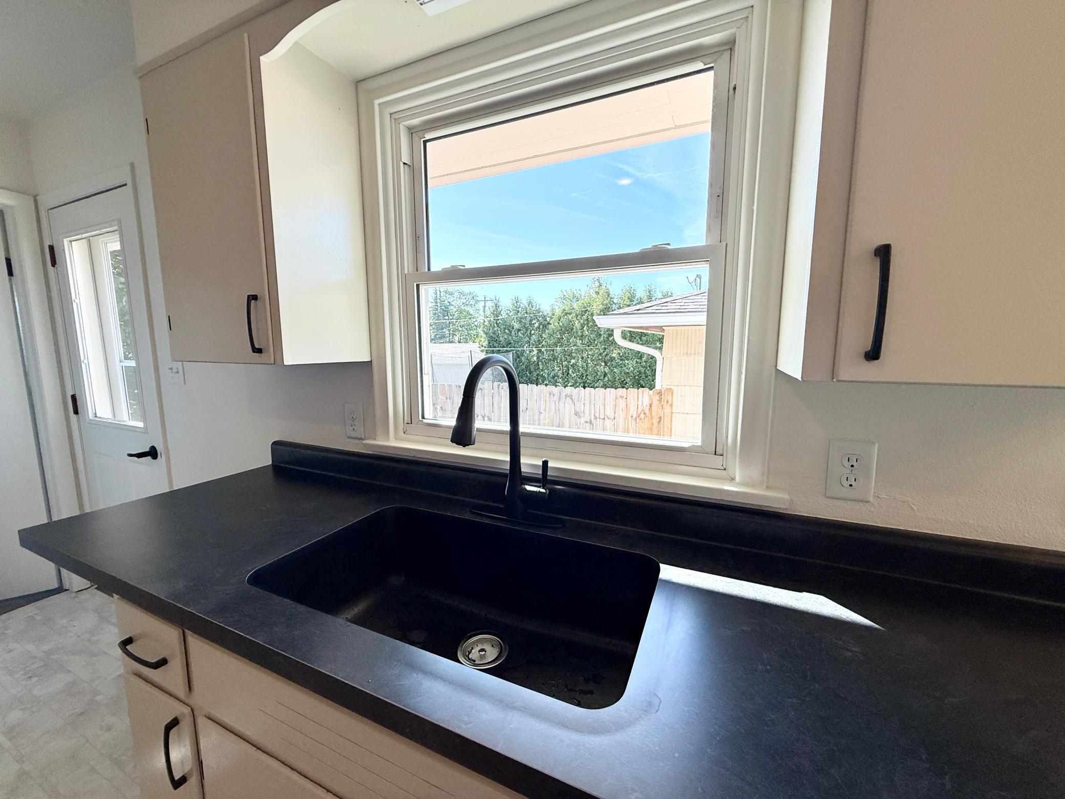 1950 single family home for sale at 862 2nd Avenue NW in Valley City, ND — 5 bed, 2 bath (photo 11 of 26)