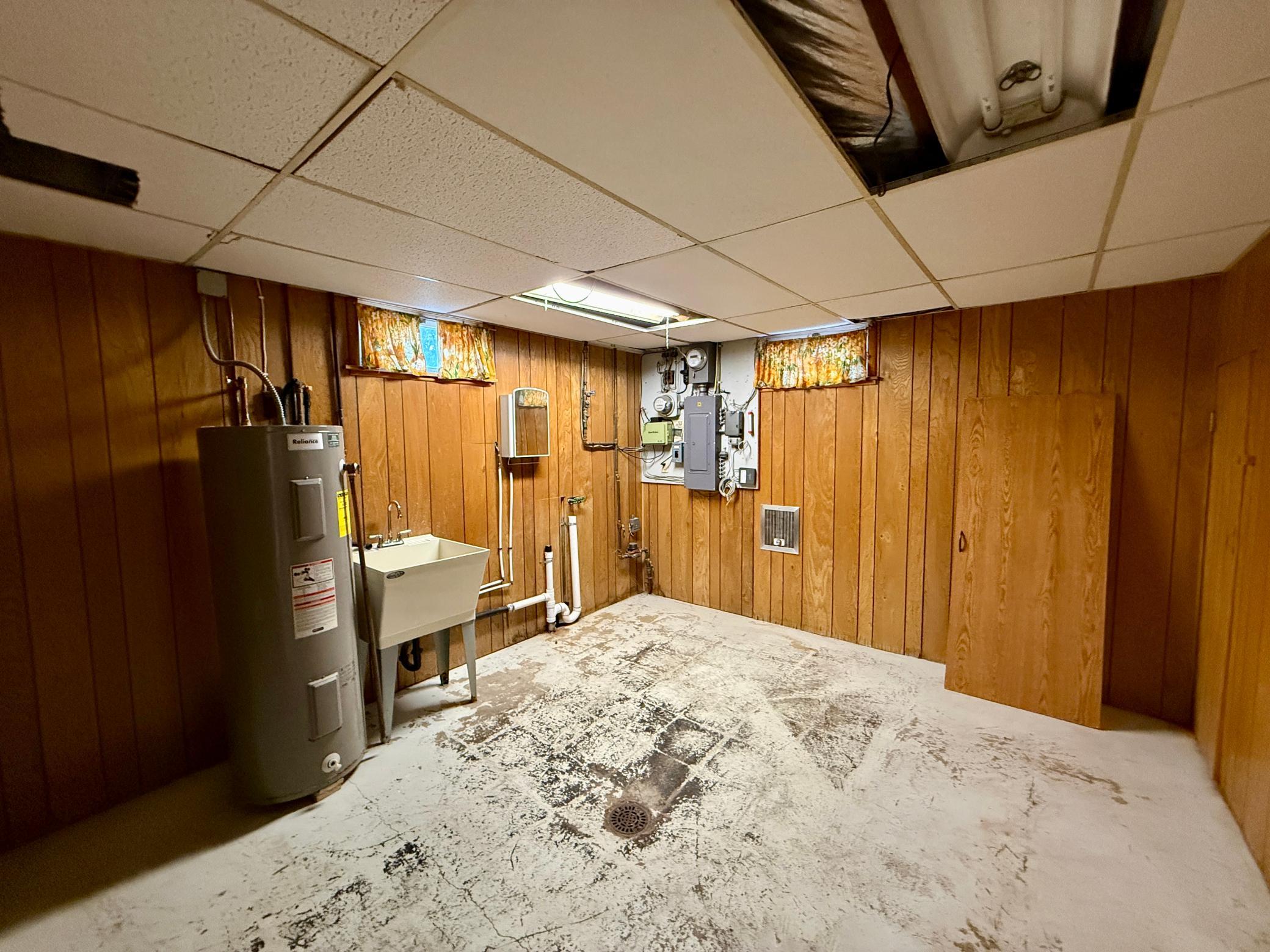 1950 single family home for sale at 862 2nd Avenue NW in Valley City, ND — 5 bed, 2 bath (photo 23 of 26)