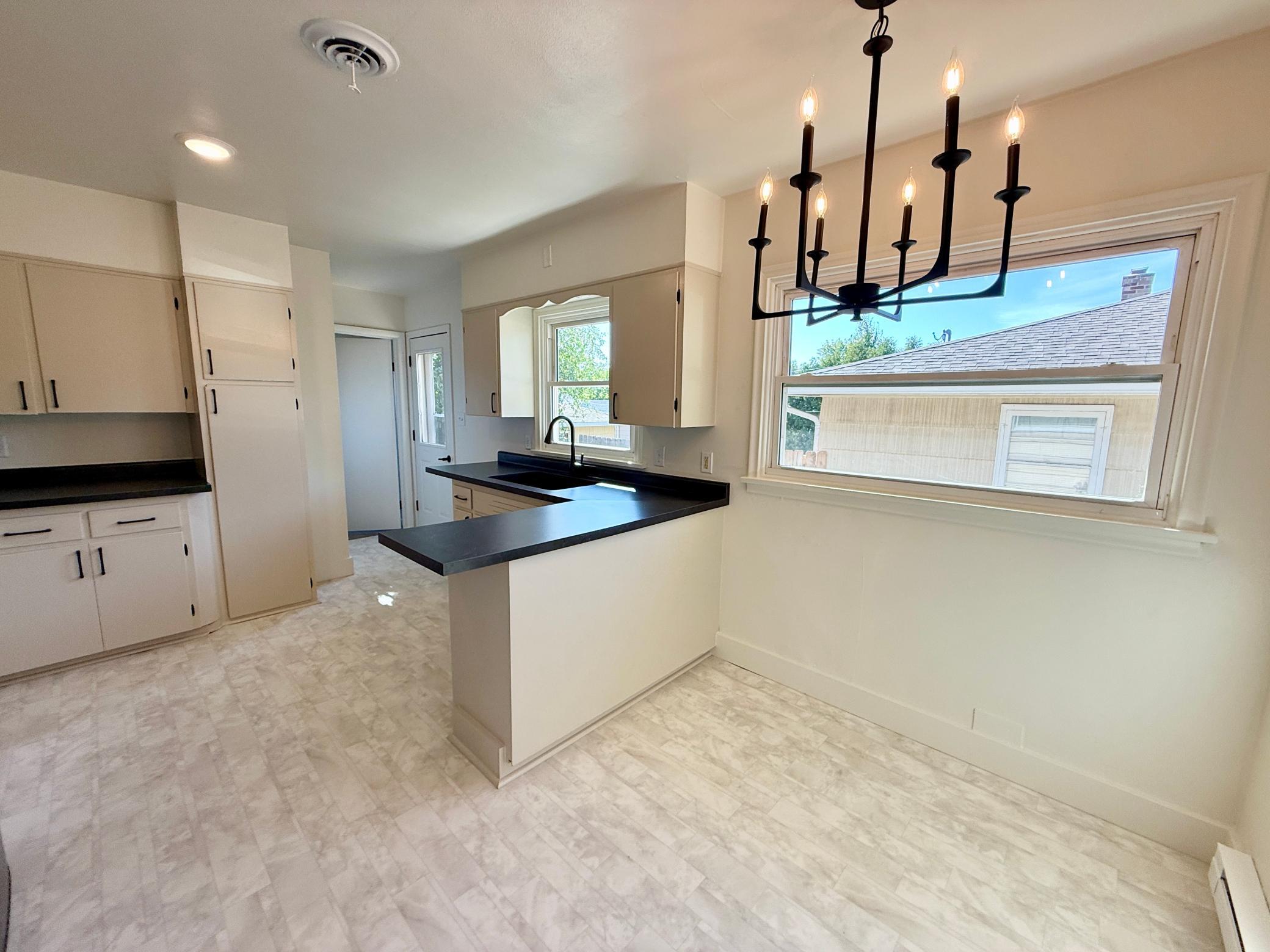 1950 single family home for sale at 862 2nd Avenue NW in Valley City, ND — 5 bed, 2 bath (photo 7 of 26)