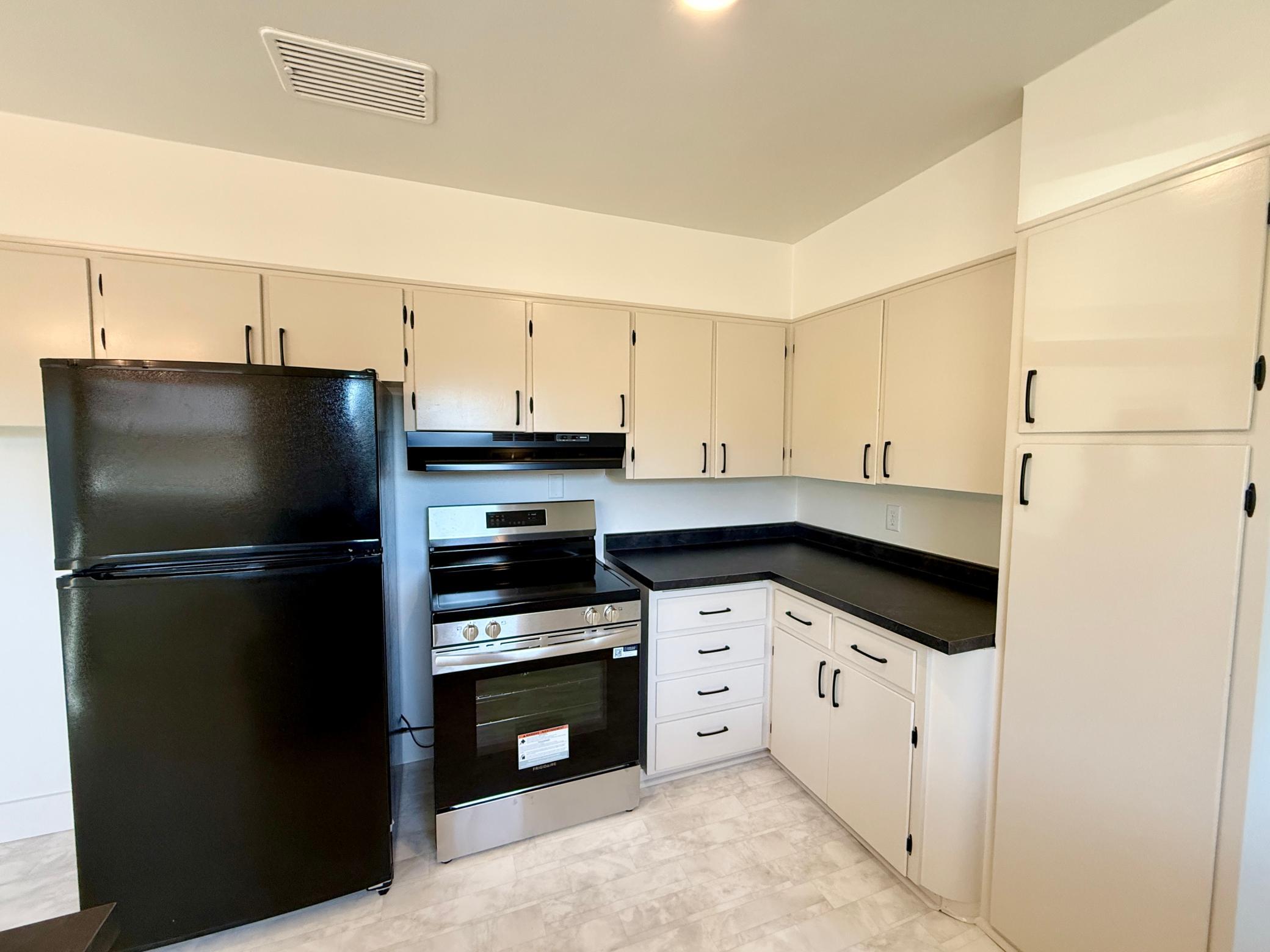 1950 single family home for sale at 862 2nd Avenue NW in Valley City, ND — 5 bed, 2 bath (photo 10 of 26)