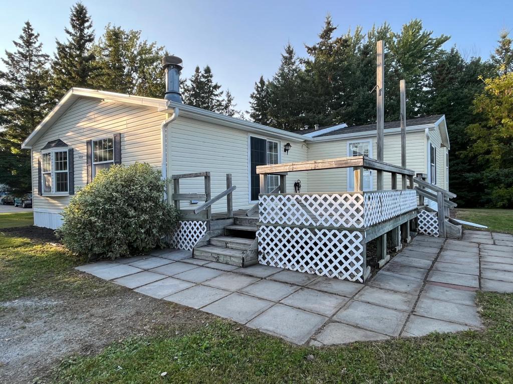 1997 single family home for sale at 314 6th Avenue SE in Baudette, MN — 4 bed, 2 bath (photo 5 of 14)