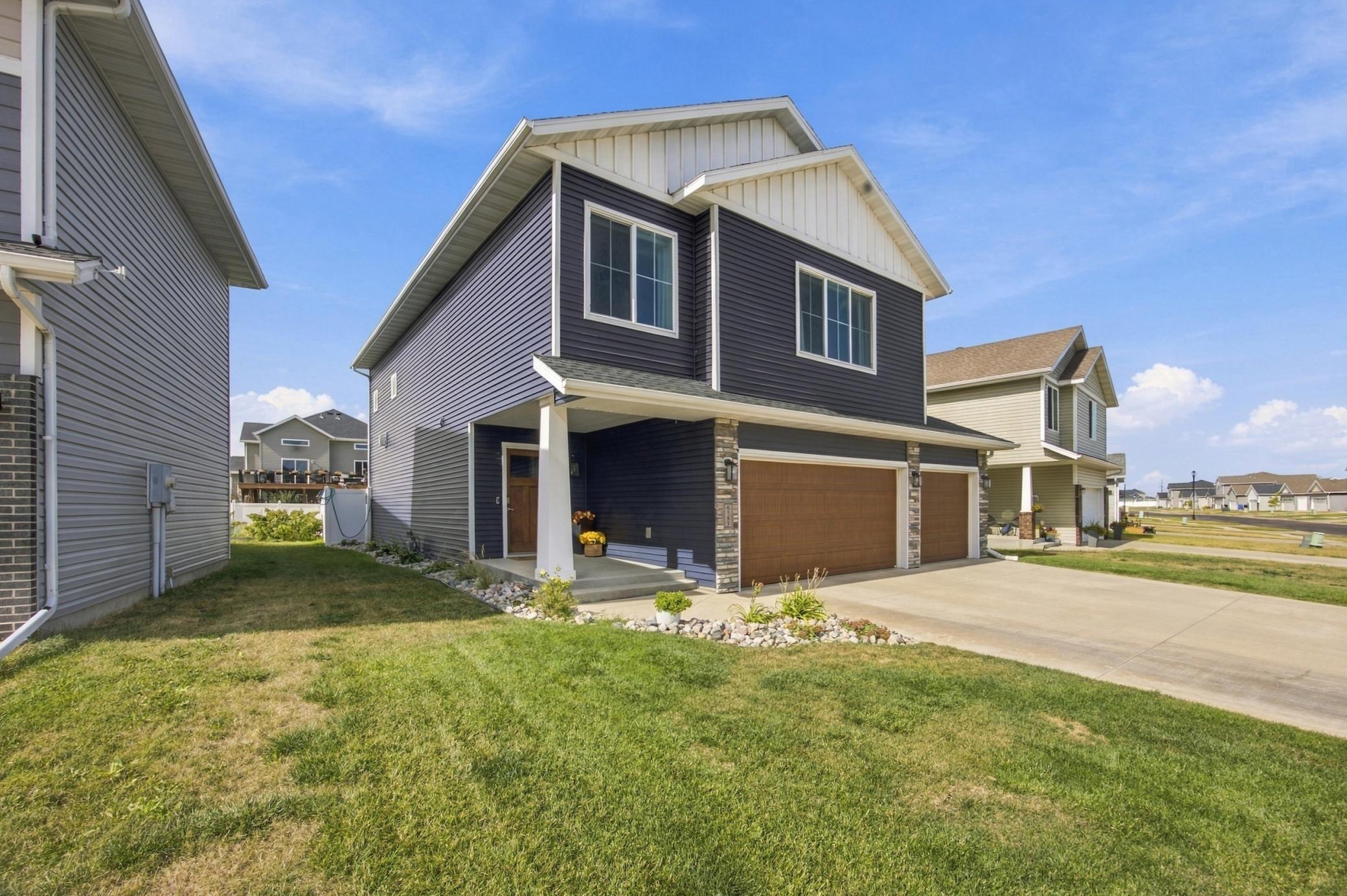 2017 single family home for sale at 6183 58th Street S in Fargo, ND — 3 bed, 3 bath (photo 2 of 42)