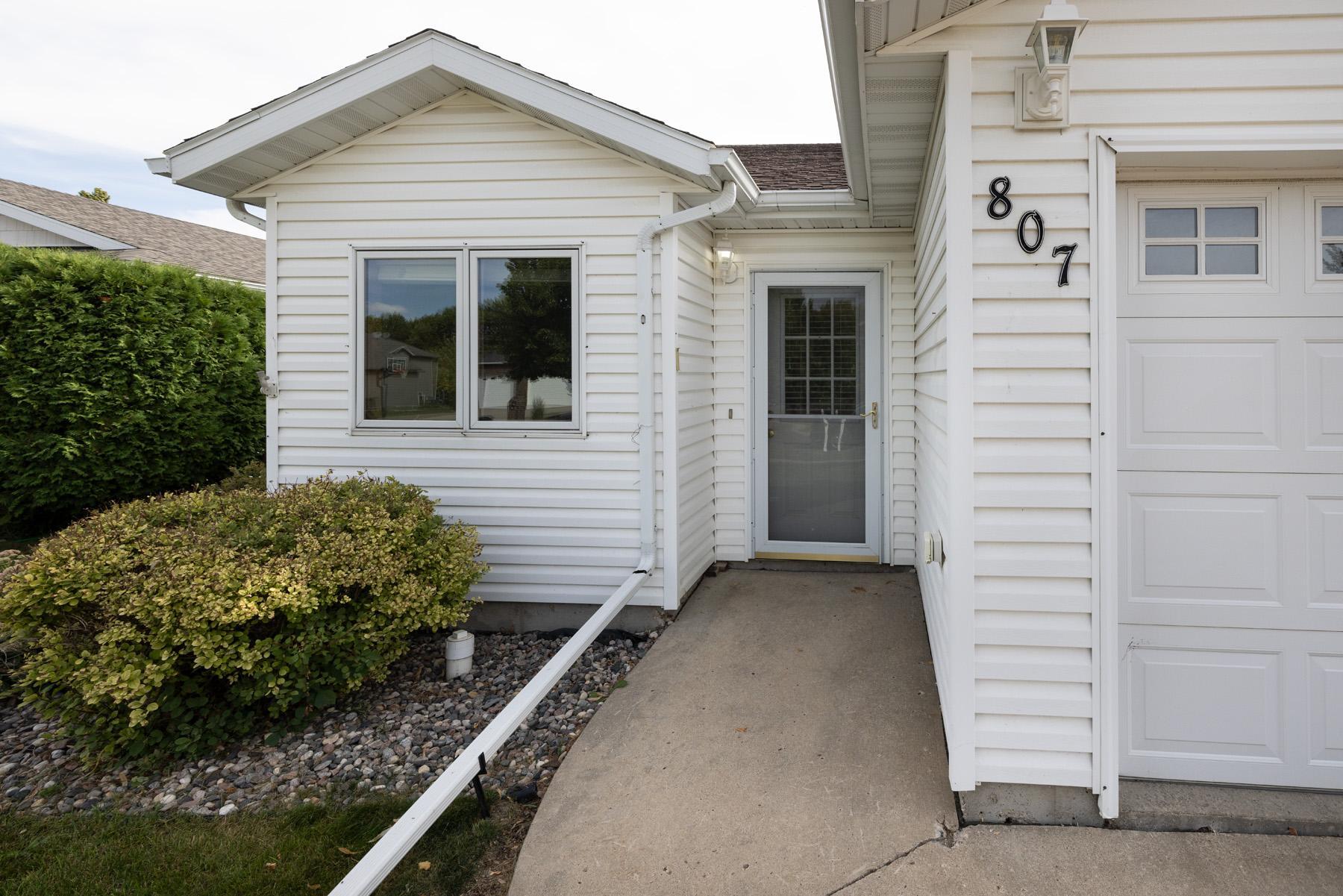 2003 townhouse for sale at 807 Morningside Drive in Casselton, ND — 2 bed, 2 bath (photo 2 of 33)