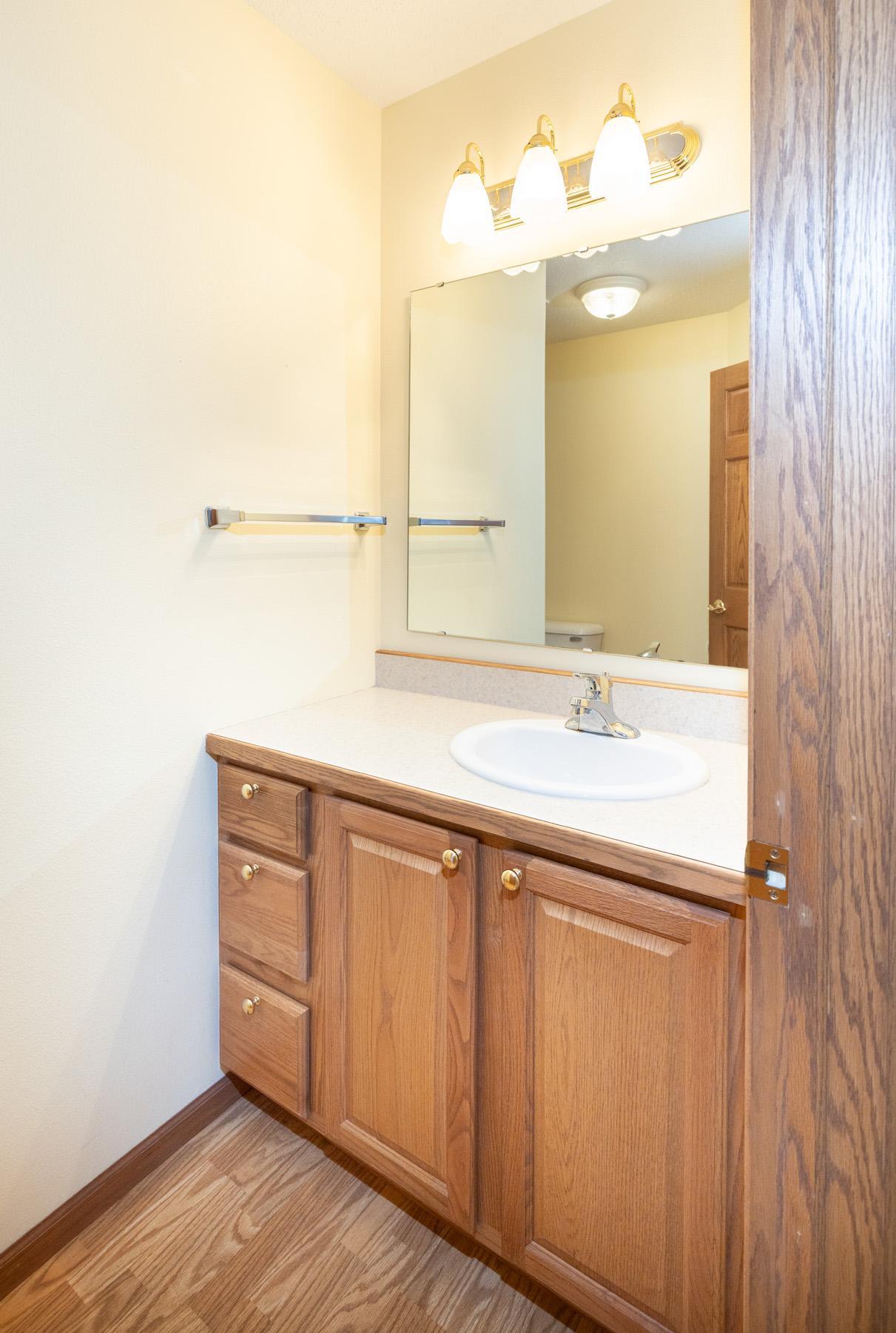2003 townhouse for sale at 807 Morningside Drive in Casselton, ND — 2 bed, 2 bath (photo 13 of 33)