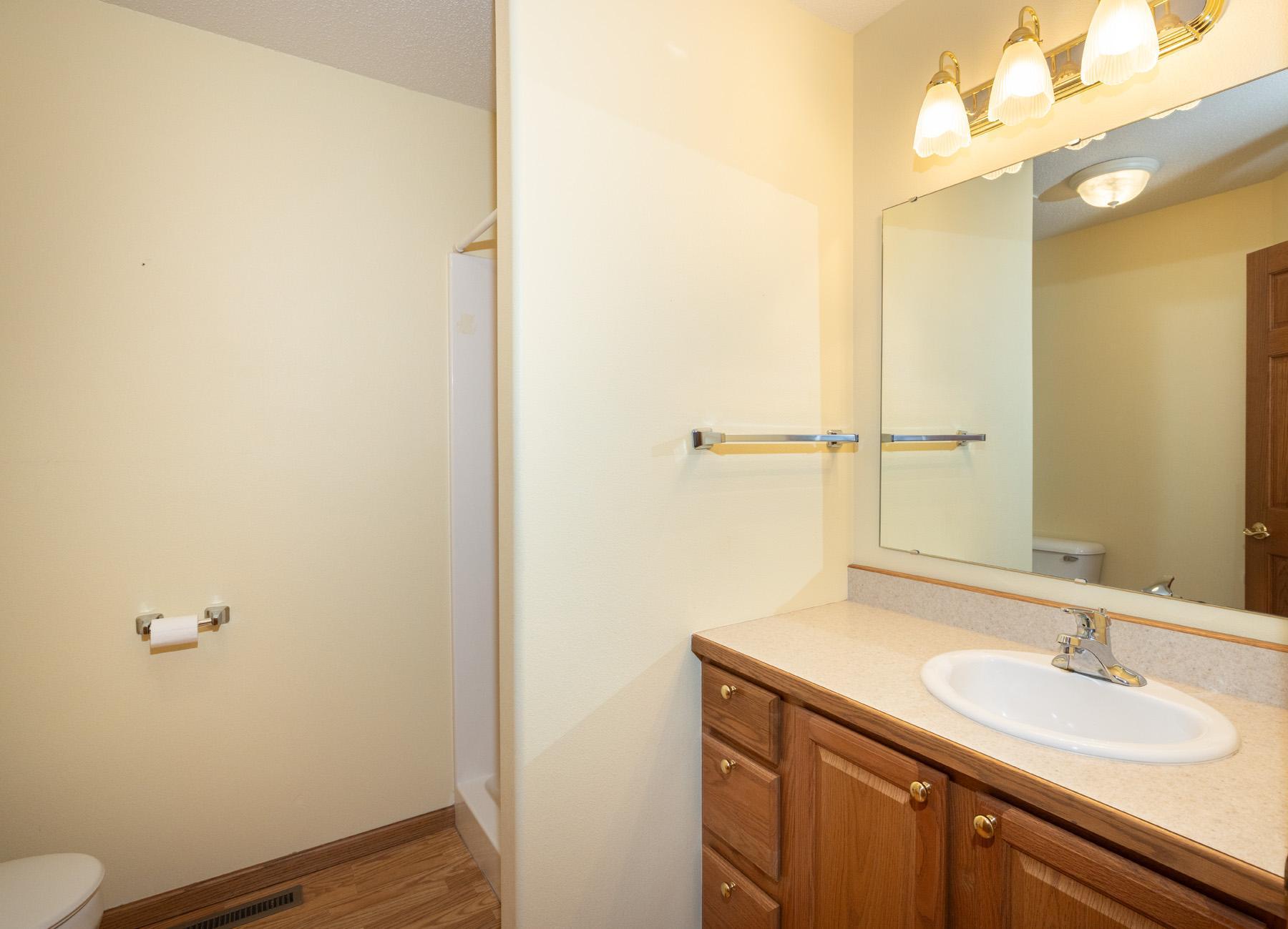 2003 townhouse for sale at 807 Morningside Drive in Casselton, ND — 2 bed, 2 bath (photo 14 of 33)
