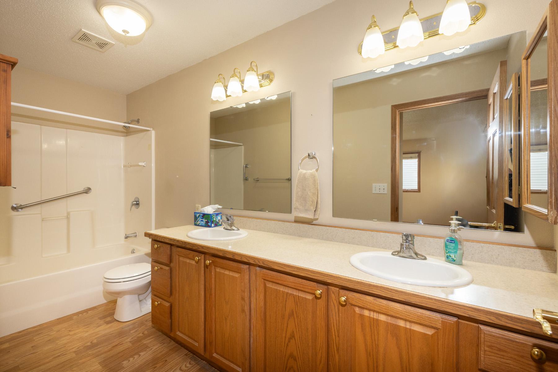 2003 townhouse for sale at 807 Morningside Drive in Casselton, ND — 2 bed, 2 bath (photo 21 of 33)