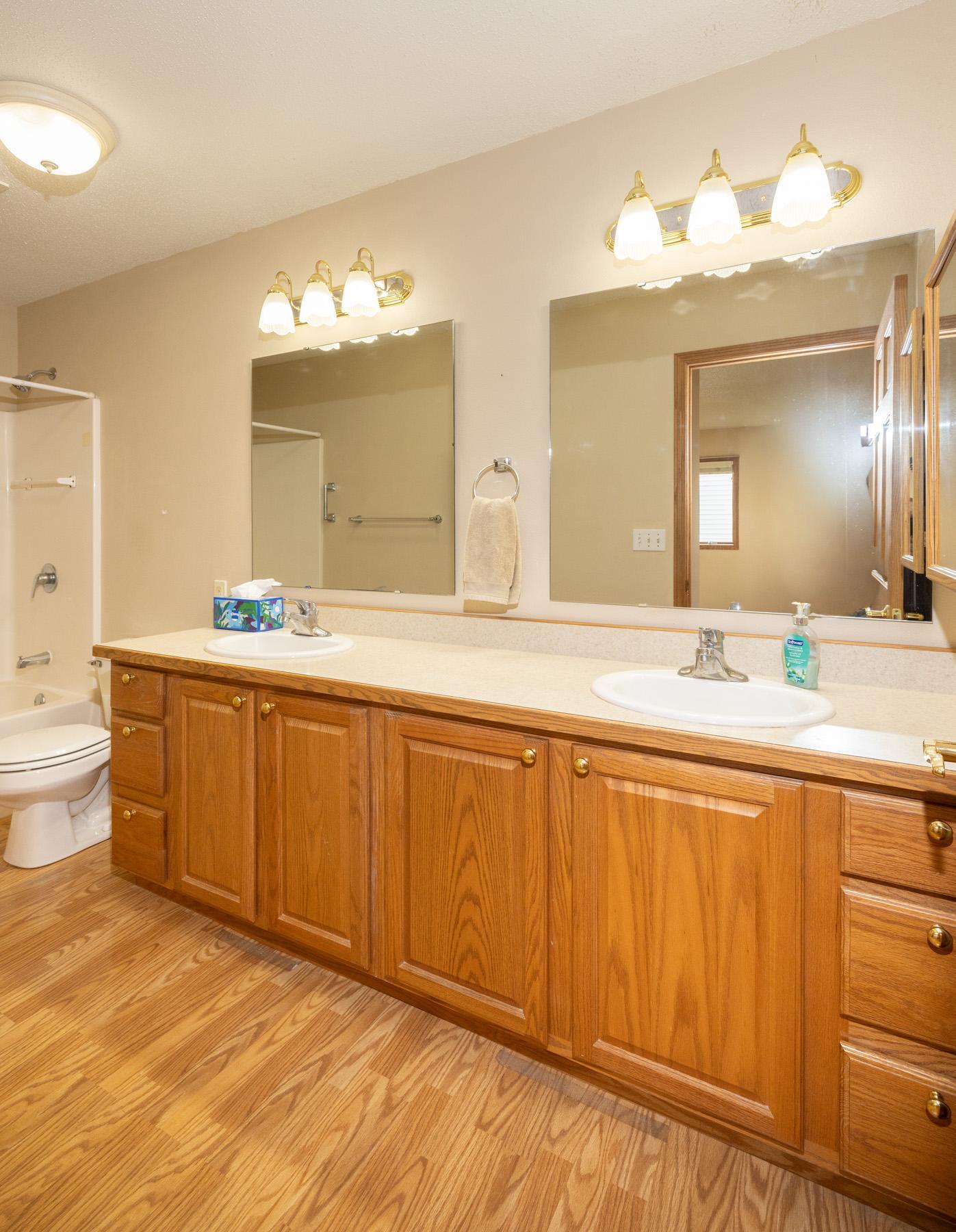 2003 townhouse for sale at 807 Morningside Drive in Casselton, ND — 2 bed, 2 bath (photo 22 of 33)