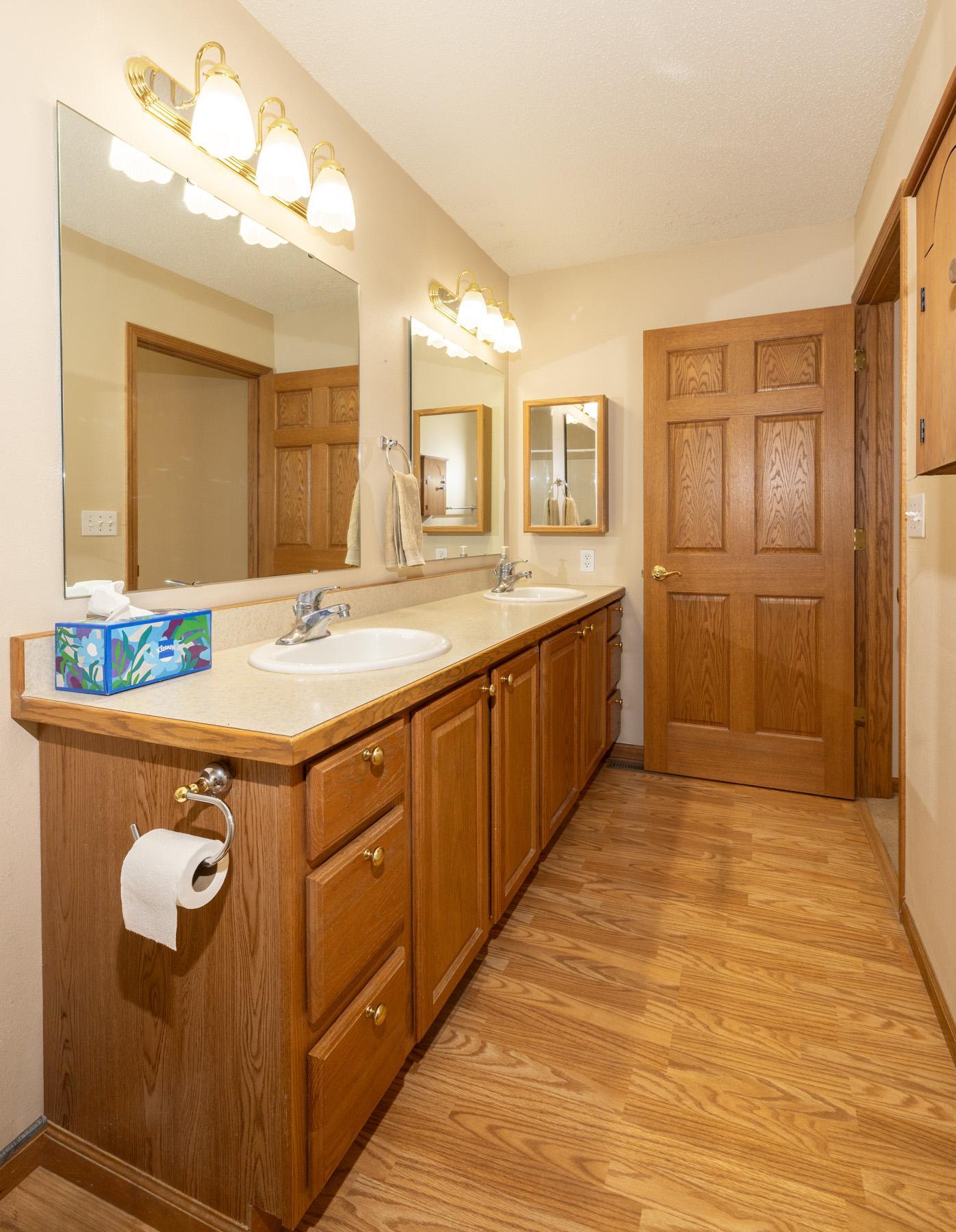 2003 townhouse for sale at 807 Morningside Drive in Casselton, ND — 2 bed, 2 bath (photo 23 of 33)