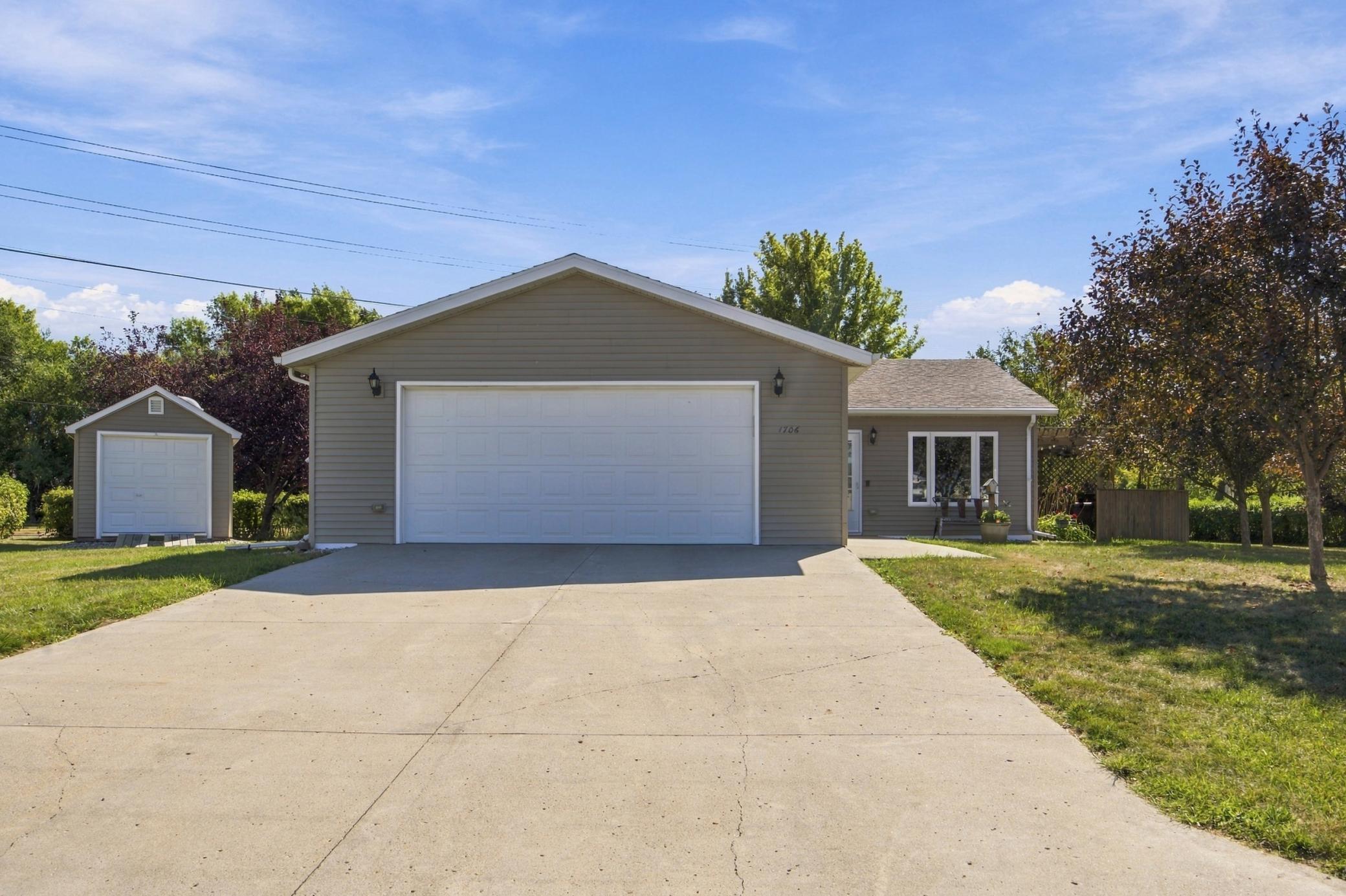 2007 single family home for sale at 1706 12th Street N in Wahpeton, ND — 3 bed, 2 bath (photo 2 of 36)
