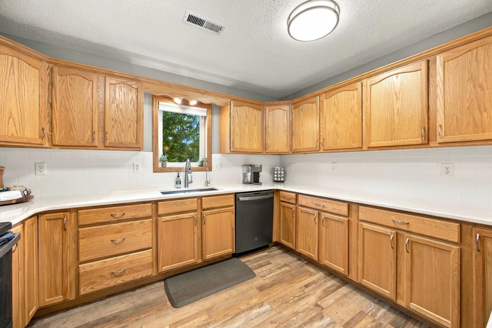 2007 single family home for sale at 1706 12th Street N in Wahpeton, ND — 3 bed, 2 bath (photo 11 of 36)