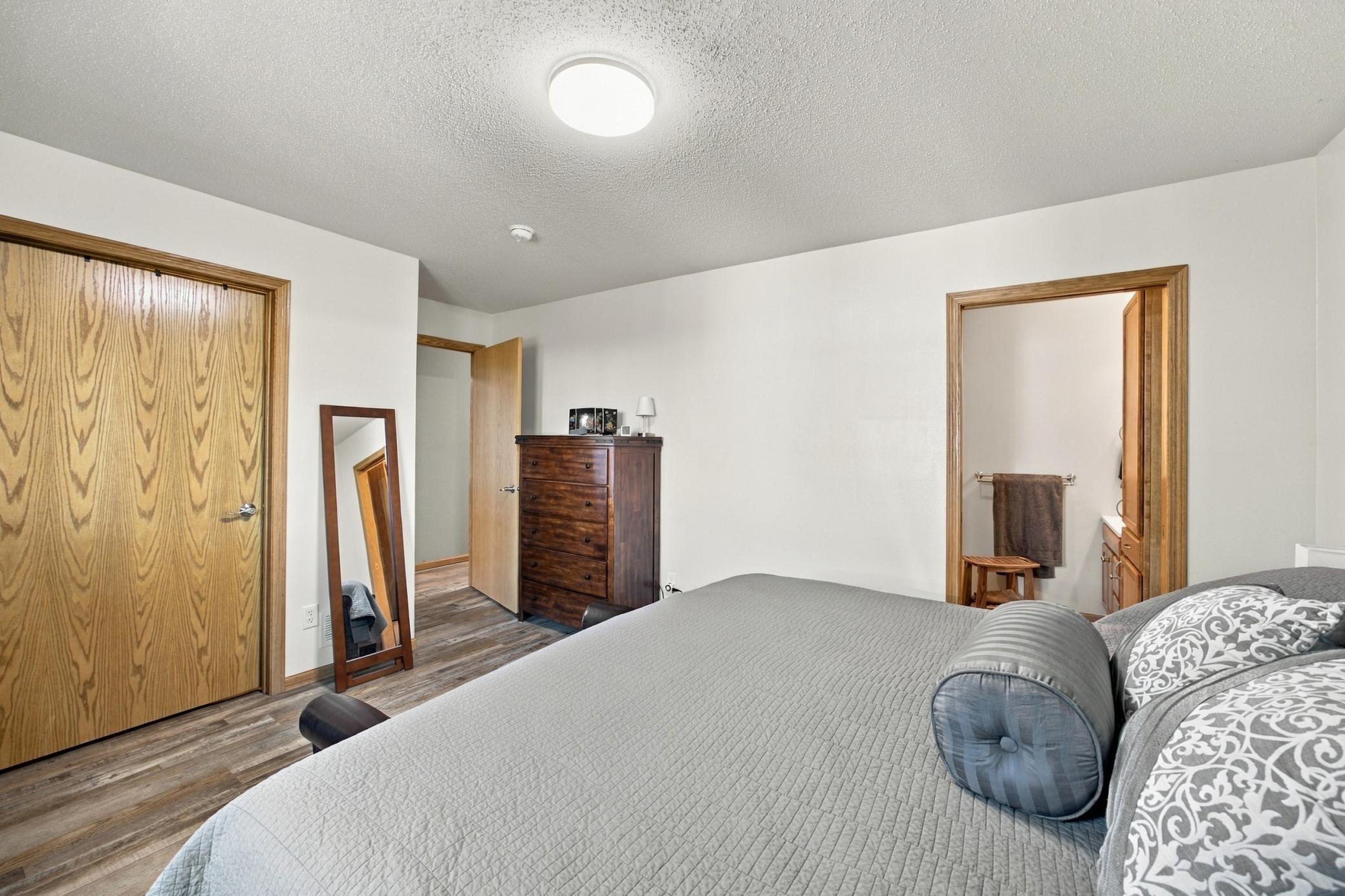 2007 single family home for sale at 1706 12th Street N in Wahpeton, ND — 3 bed, 2 bath (photo 15 of 36)