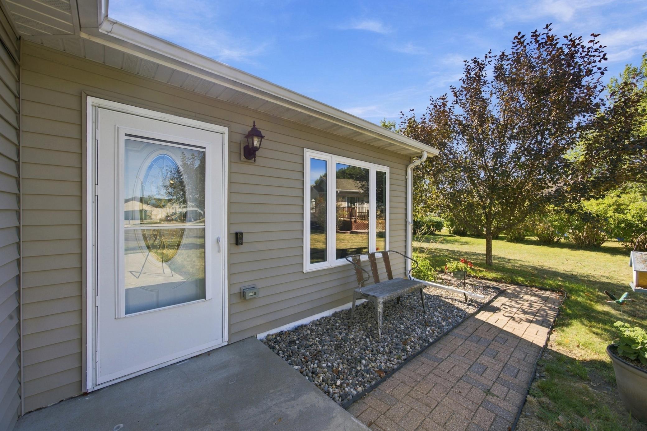2007 single family home for sale at 1706 12th Street N in Wahpeton, ND — 3 bed, 2 bath (photo 3 of 36)