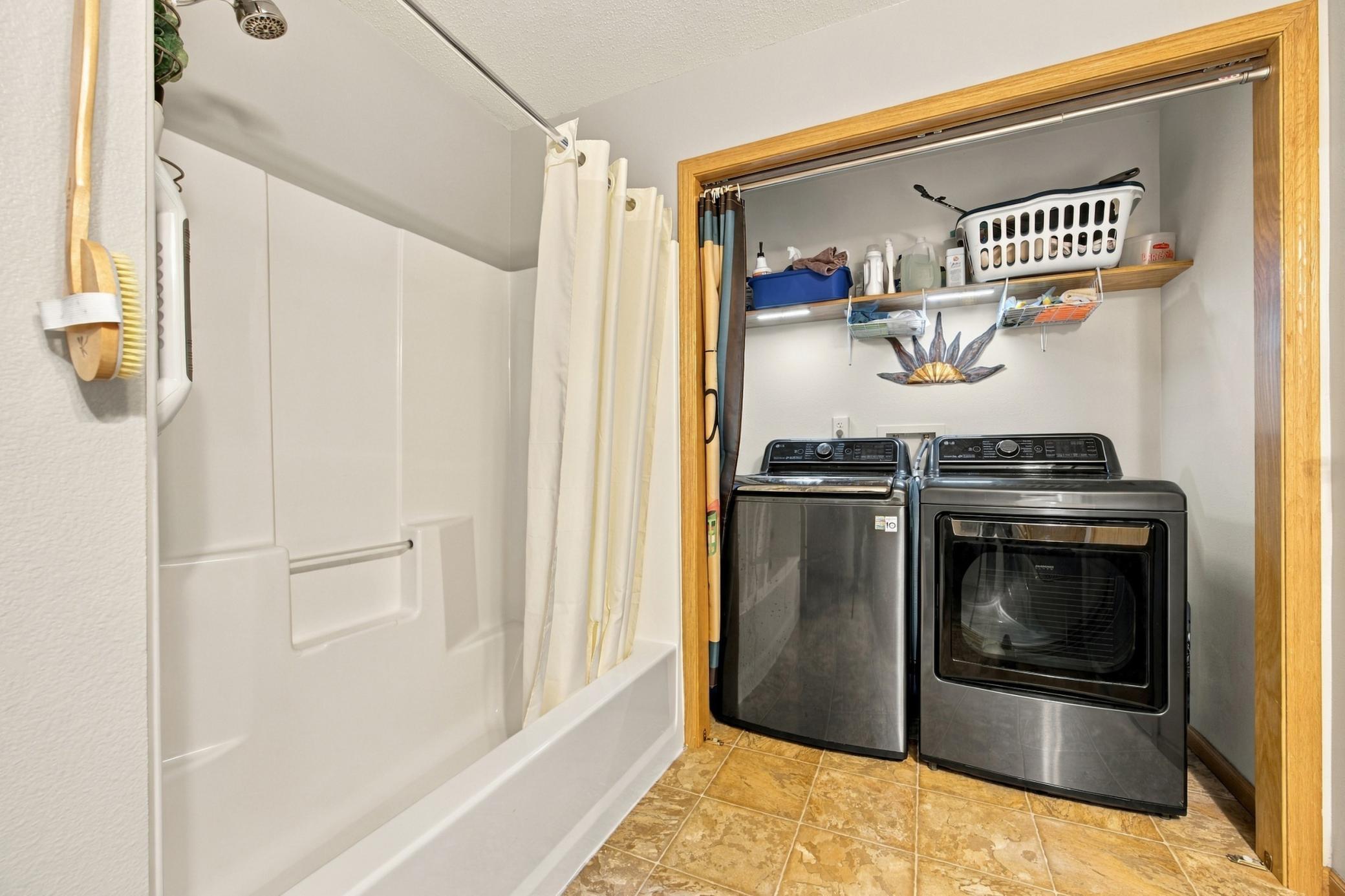 2007 single family home for sale at 1706 12th Street N in Wahpeton, ND — 3 bed, 2 bath (photo 22 of 36)