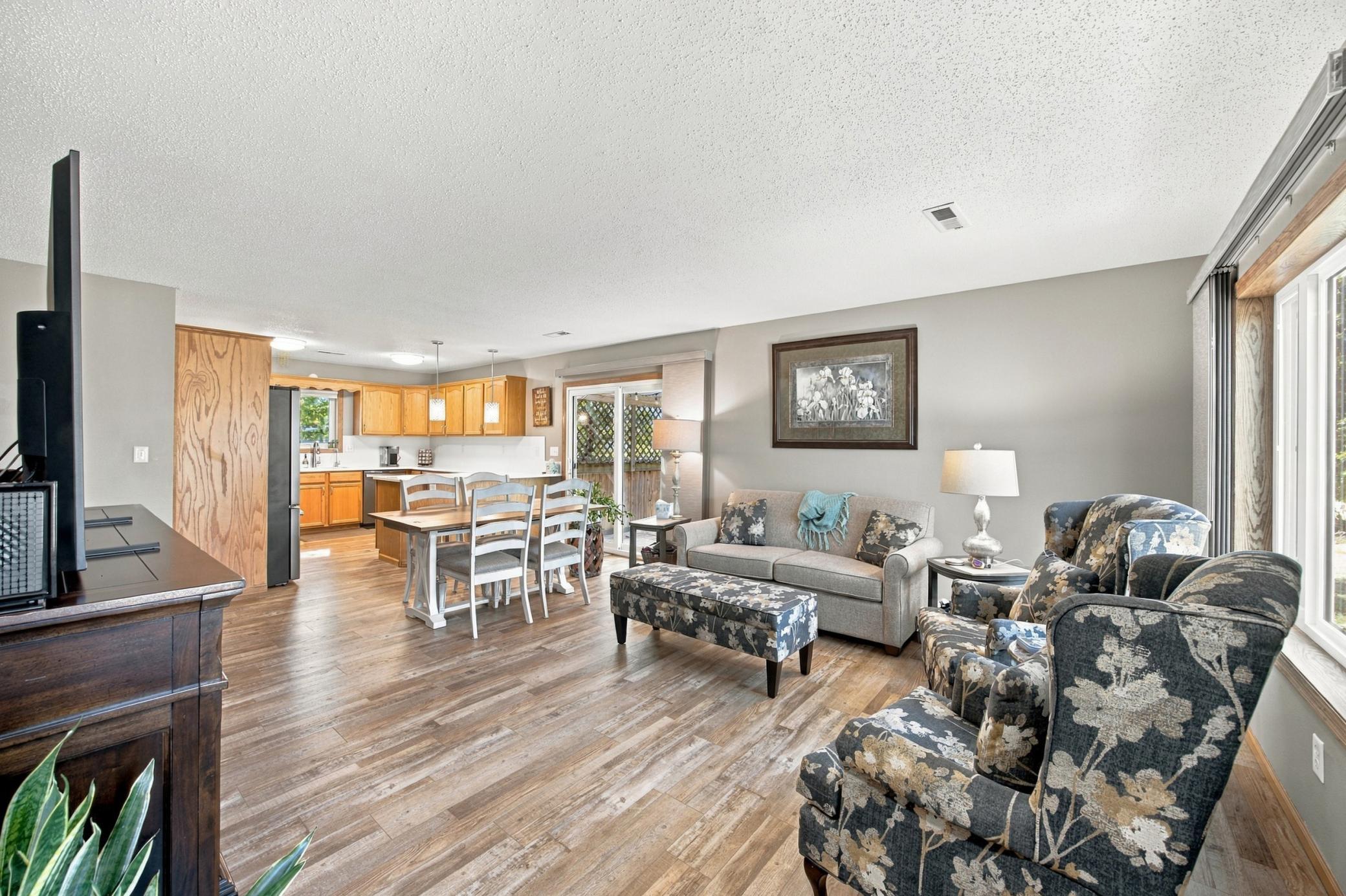 2007 single family home for sale at 1706 12th Street N in Wahpeton, ND — 3 bed, 2 bath (photo 5 of 36)