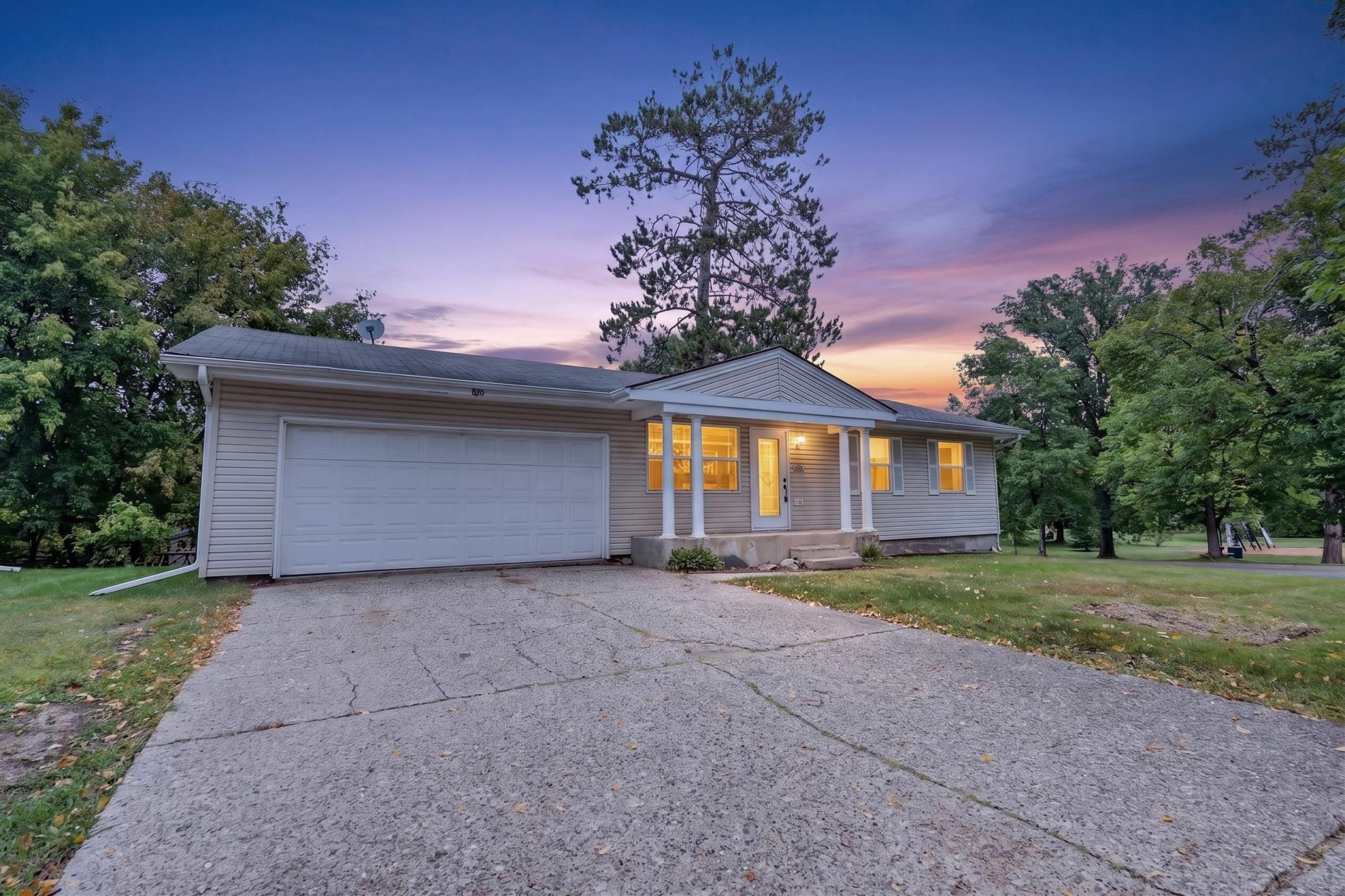 1974 single family home for sale at 826 Willow Lane in Grand Rapids, MN — 3 bed, 2 bath (photo 2 of 55)